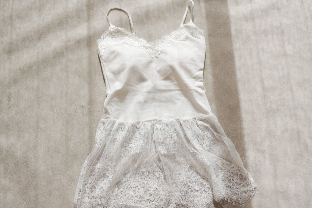 裾から見せると今っぽいアイテム「レースキャミソール」40代はこう着こなす!