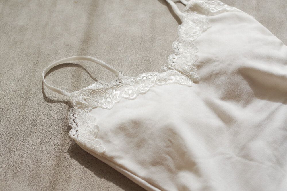 裾から見せると今っぽいアイテム「レースキャミソール」40代はこう着こなす!