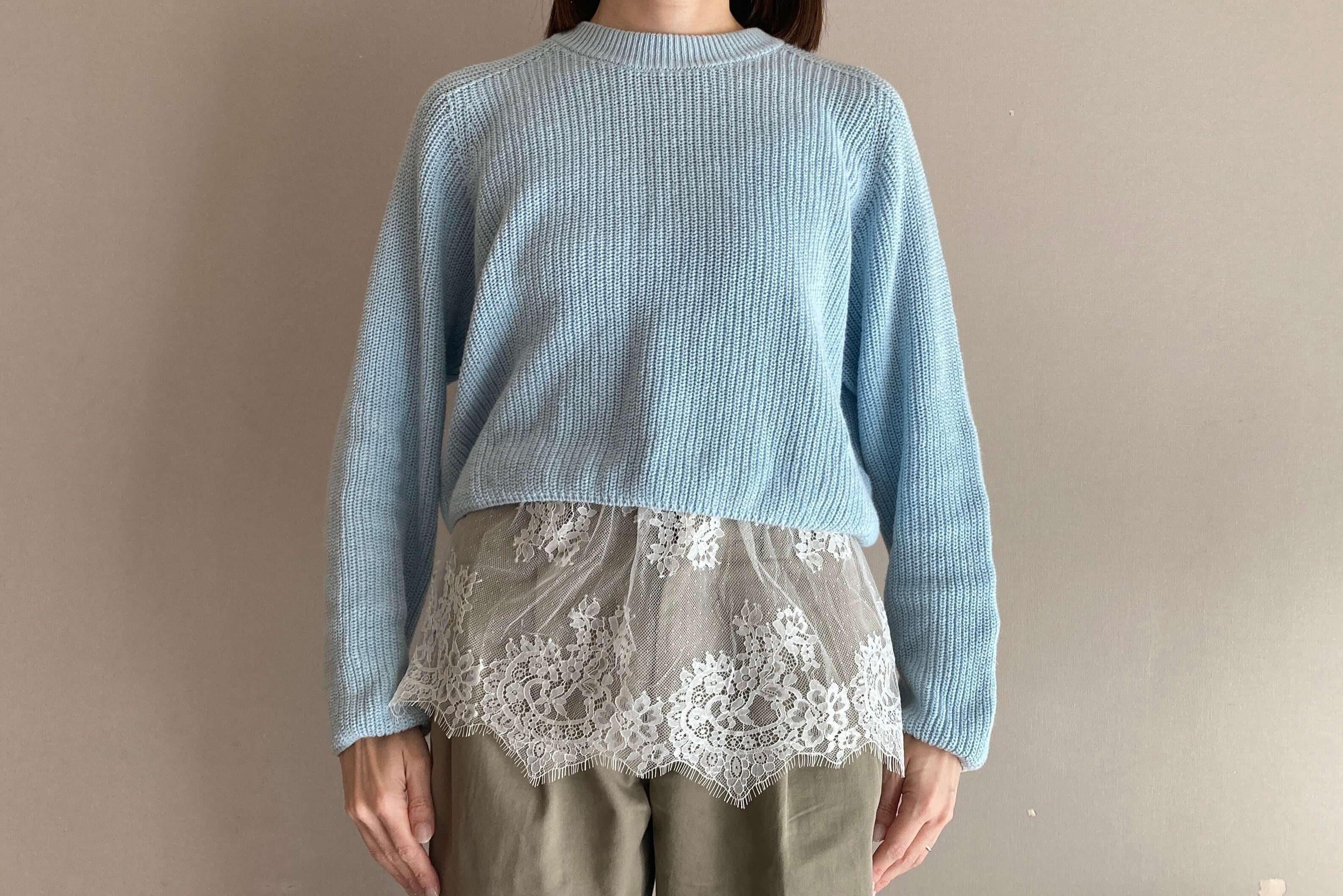 裾から見せると今っぽいアイテム「レースキャミソール」40代はこう着こなす!