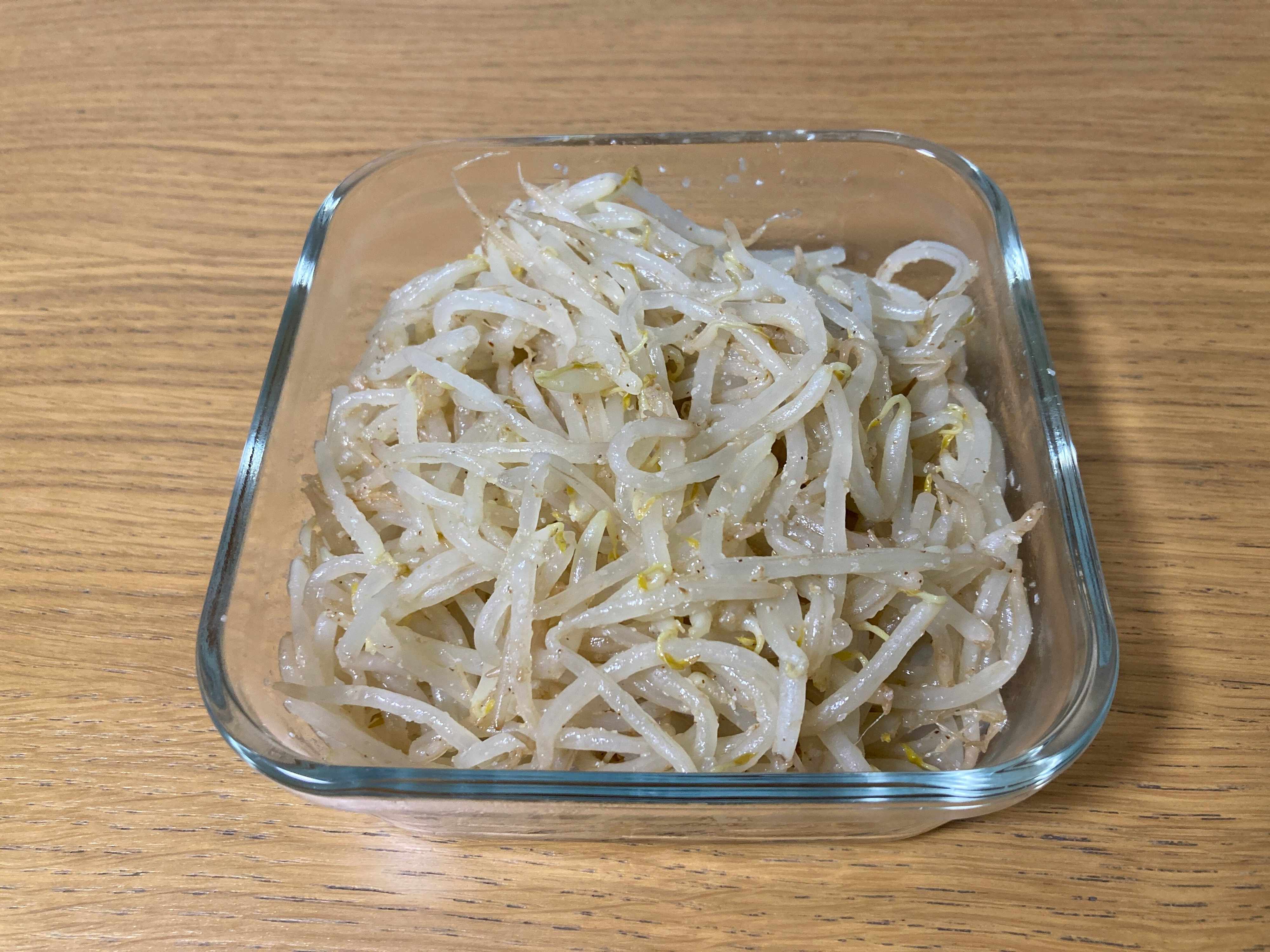 保存容器に入れられたもやしナムル