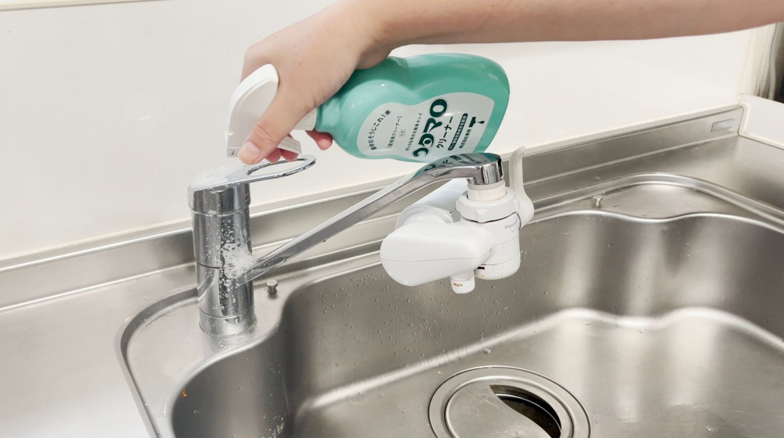 ウタマロクリーナーを蛇口へ吹きかける