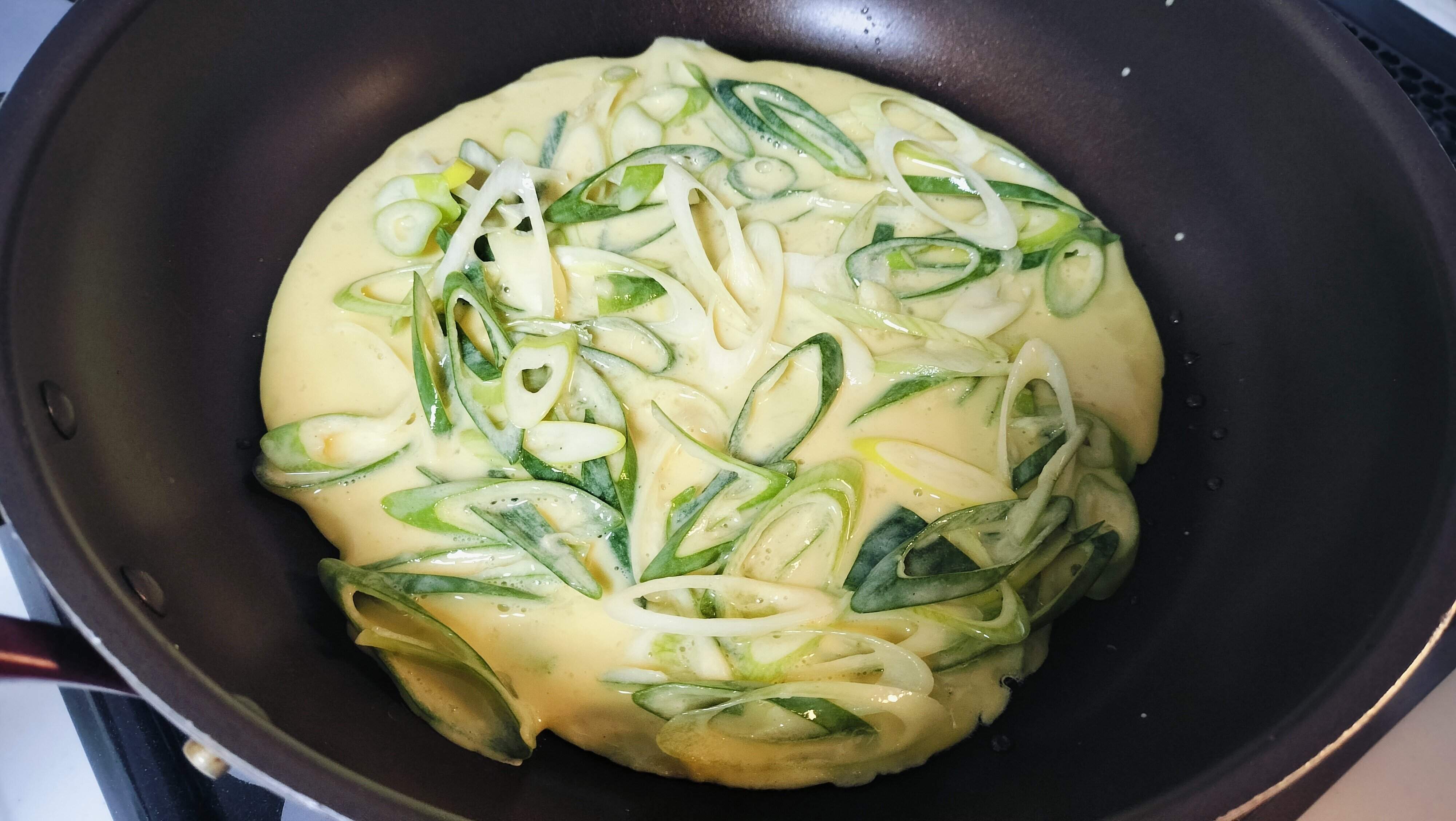 フライパンに生地をいれる