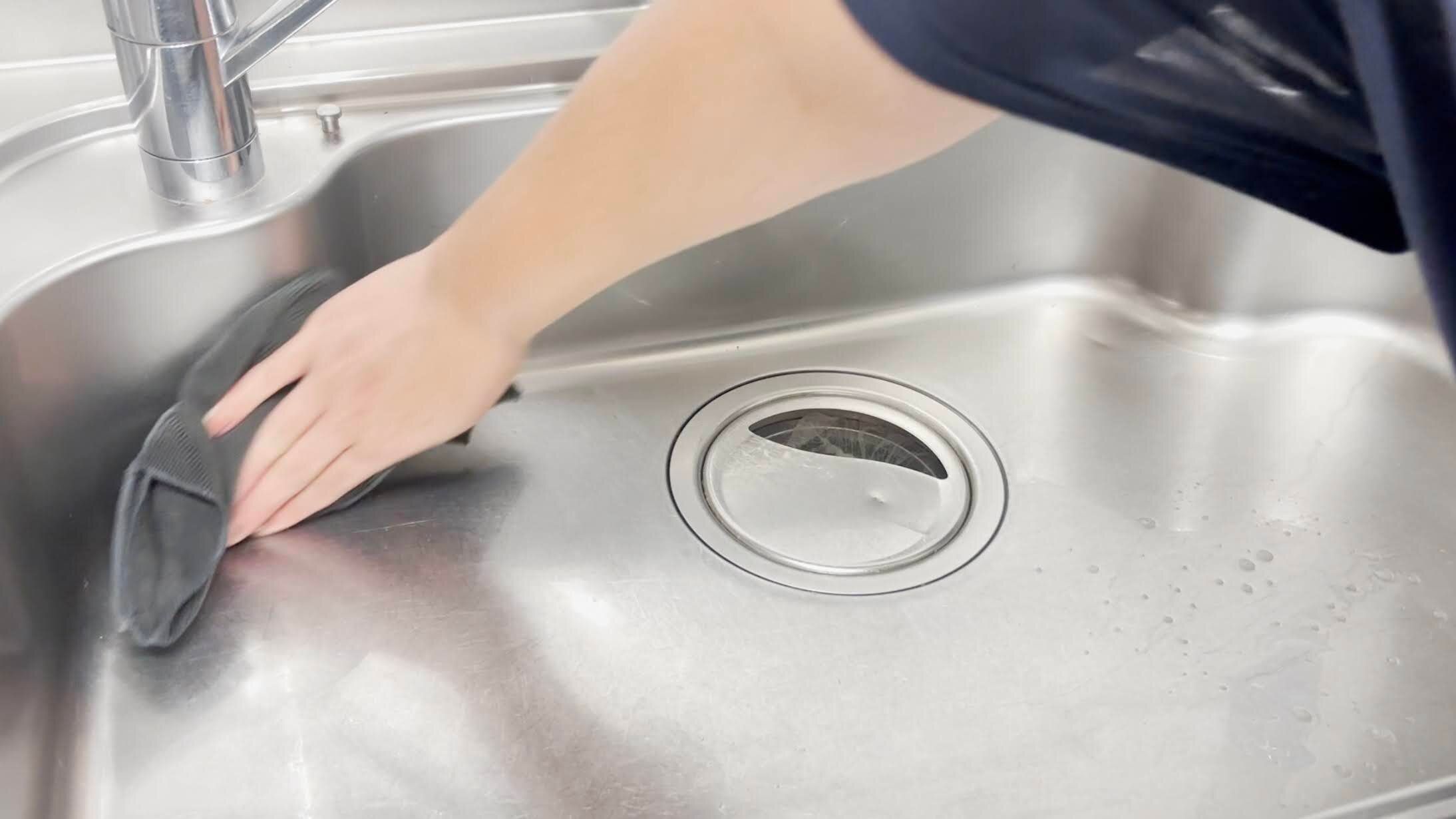 シンクの水滴を拭き取る