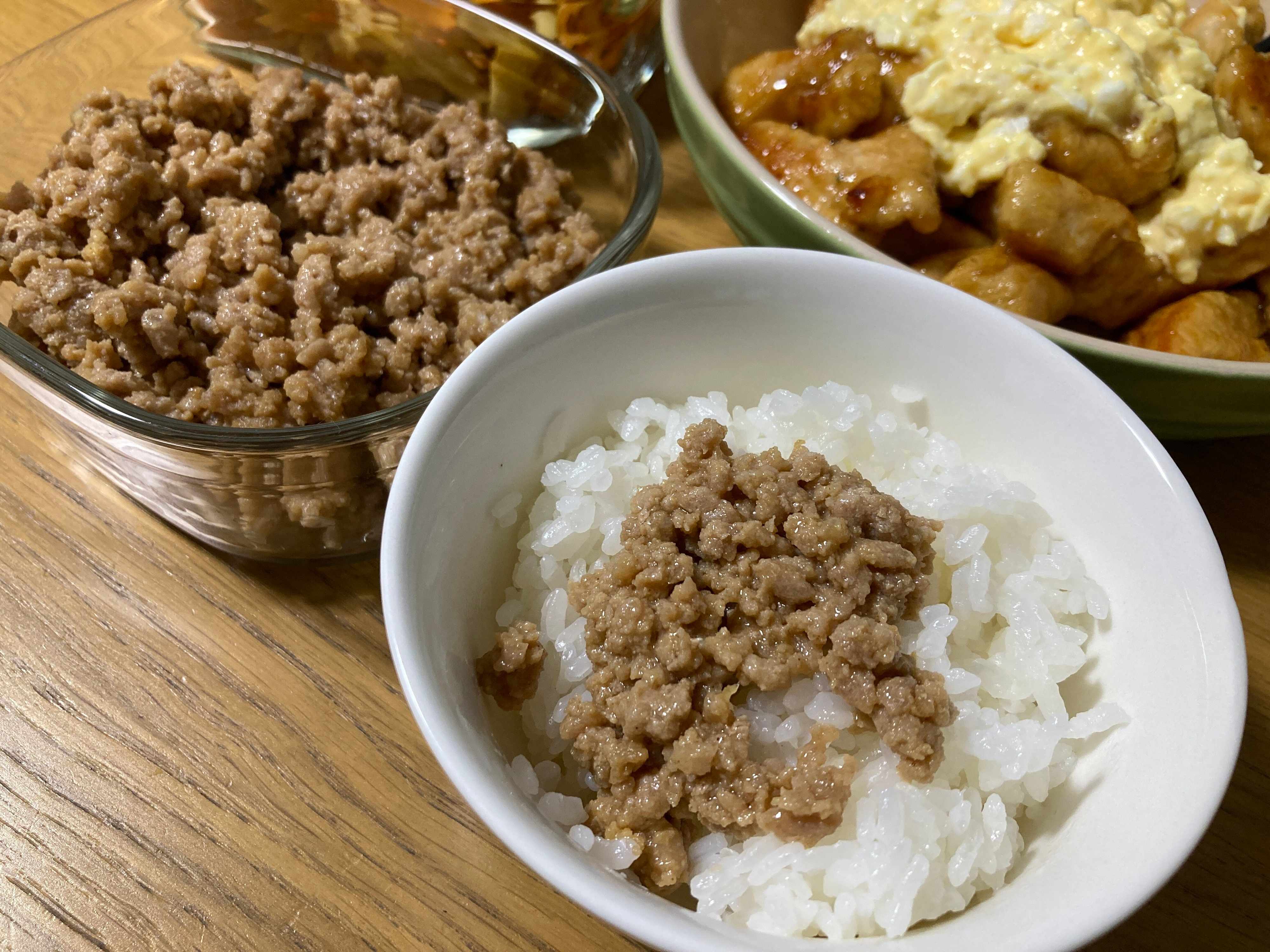 ごはんに盛り付けた肉味噌