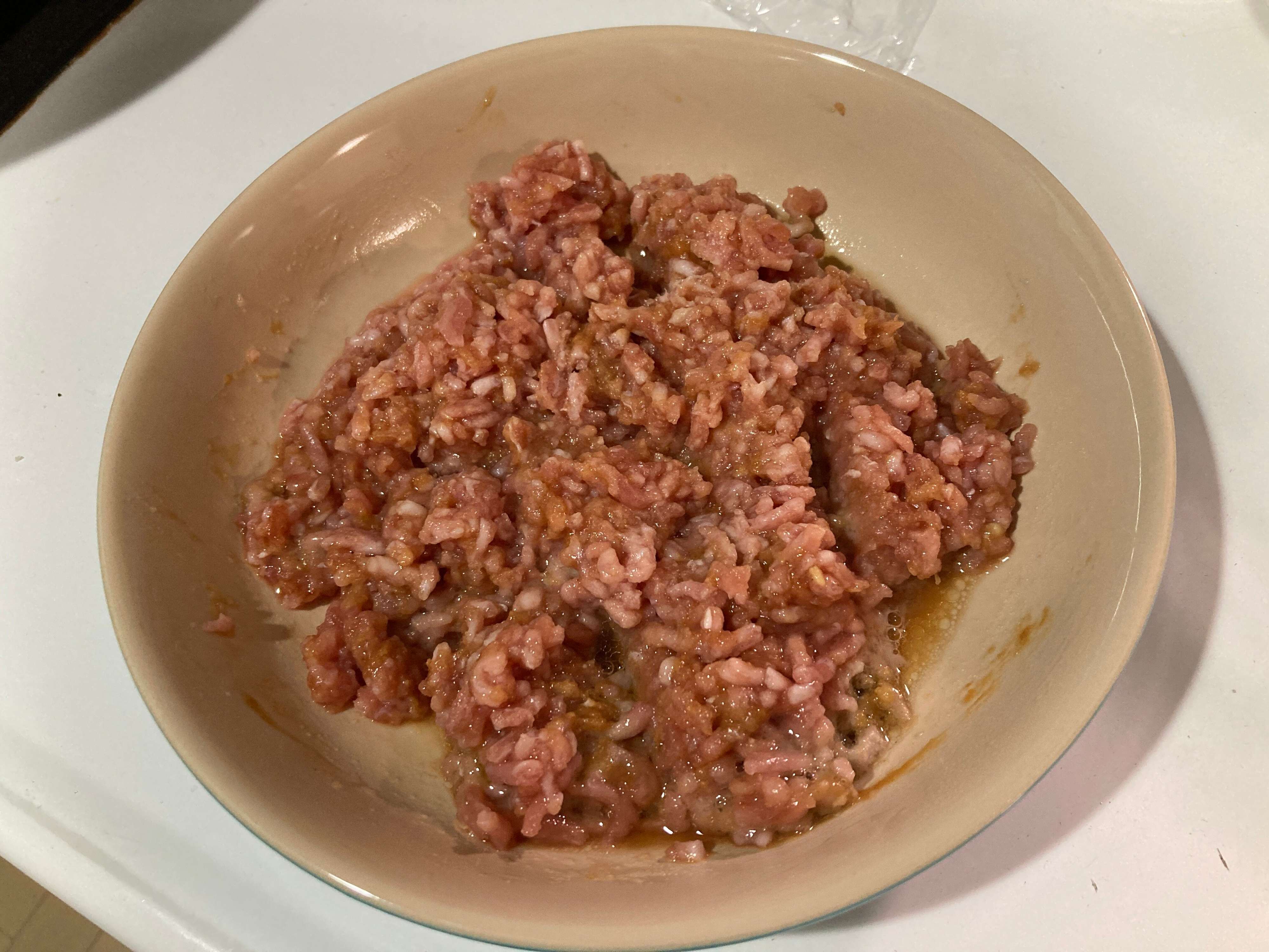 材料を混ぜ合わせたひき肉