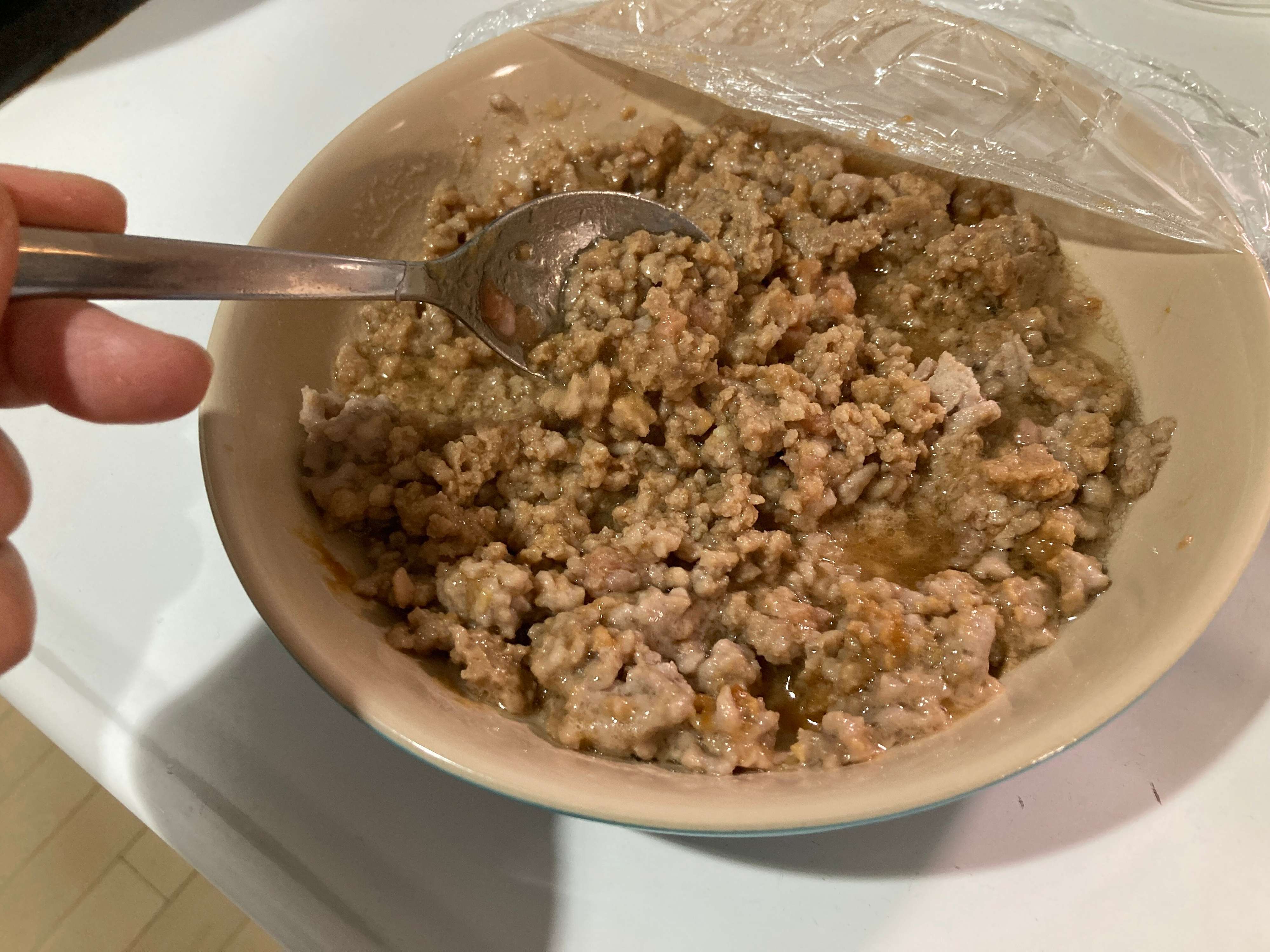 ひき肉を混ぜている