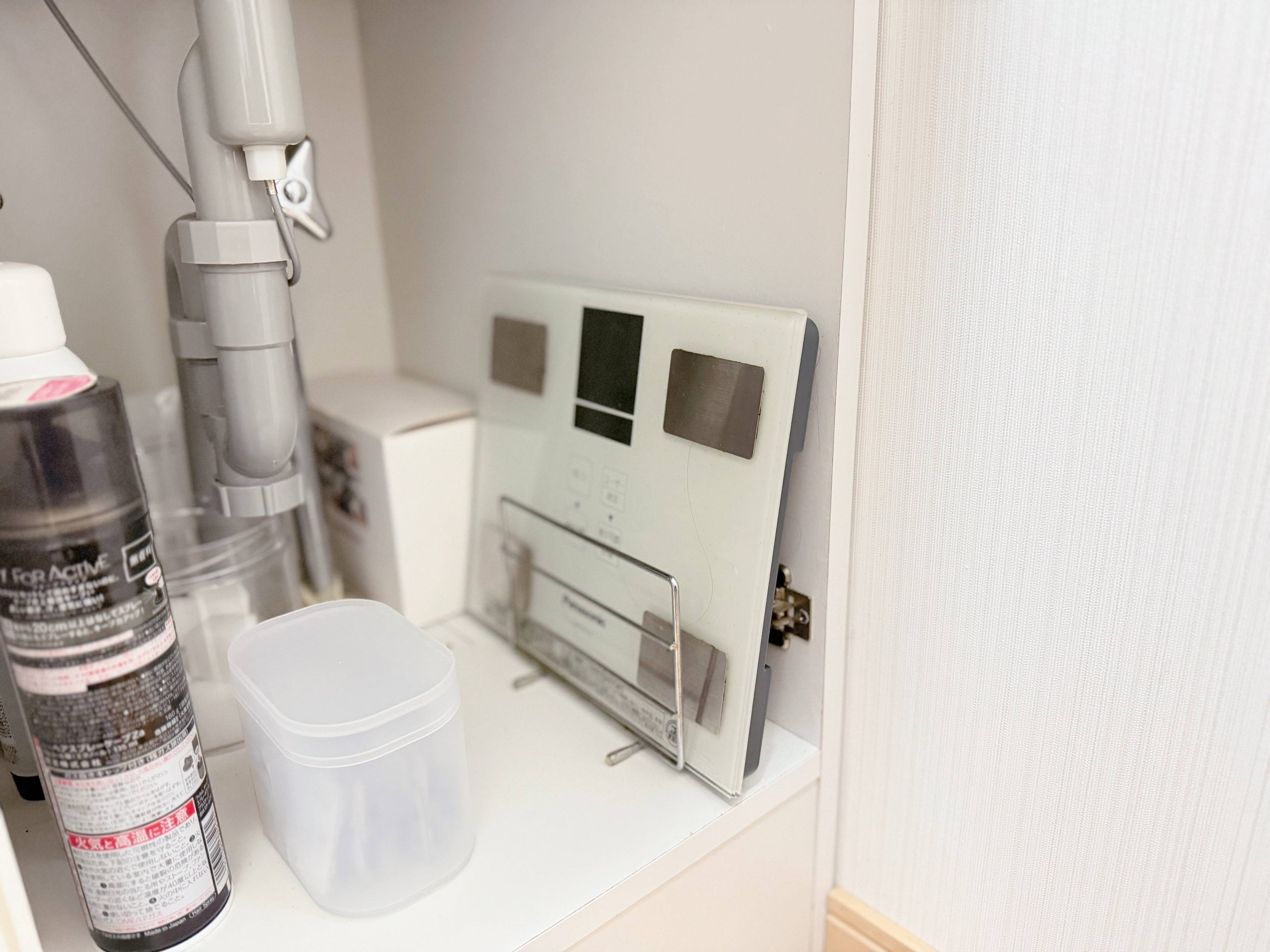 2.体重計収納には「まな板立て」が使える!