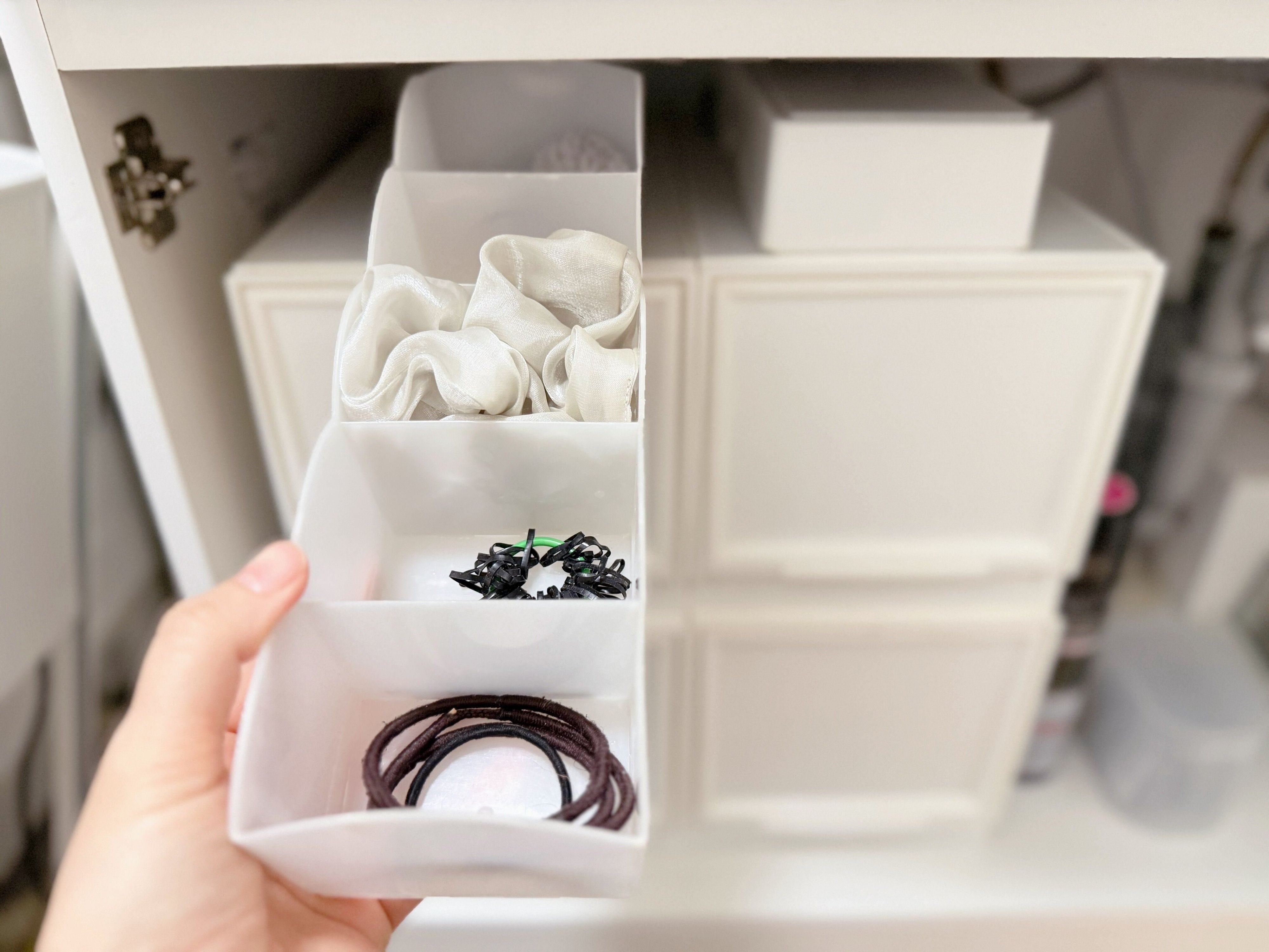 3.ヘアゴム収納には100均のボックスで仕分け