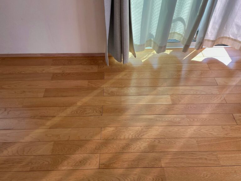 拭くだけで掃除×ワックスがけ！1本2役の“床ケアの新定番”スプレー