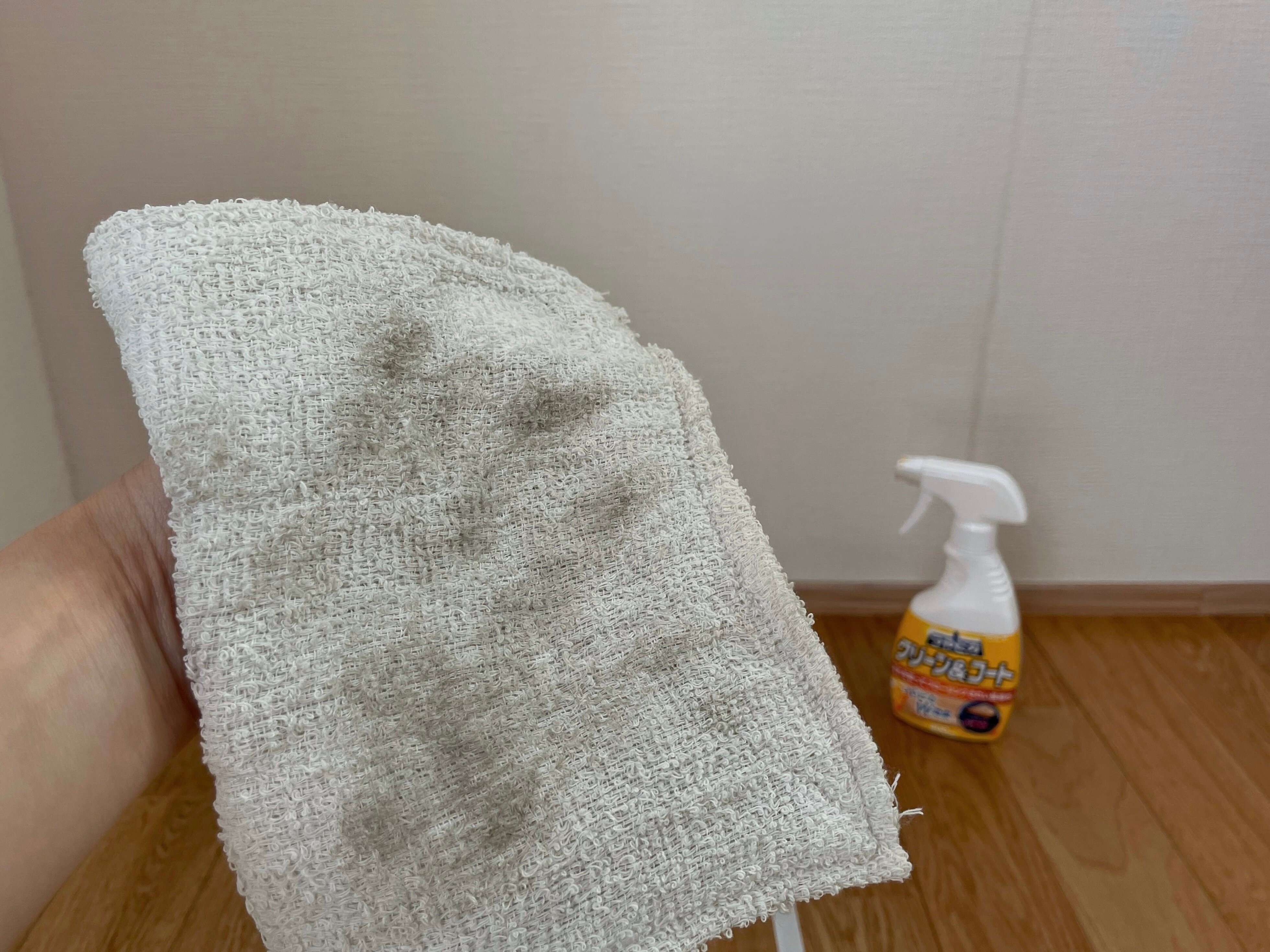 雑巾にスプレーして拭くだけ