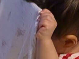 小さなやさしさに胸キュンがとまらない！お昼寝中の双子兄に布団をかけてあげる1歳妹、「尊い」の声続出