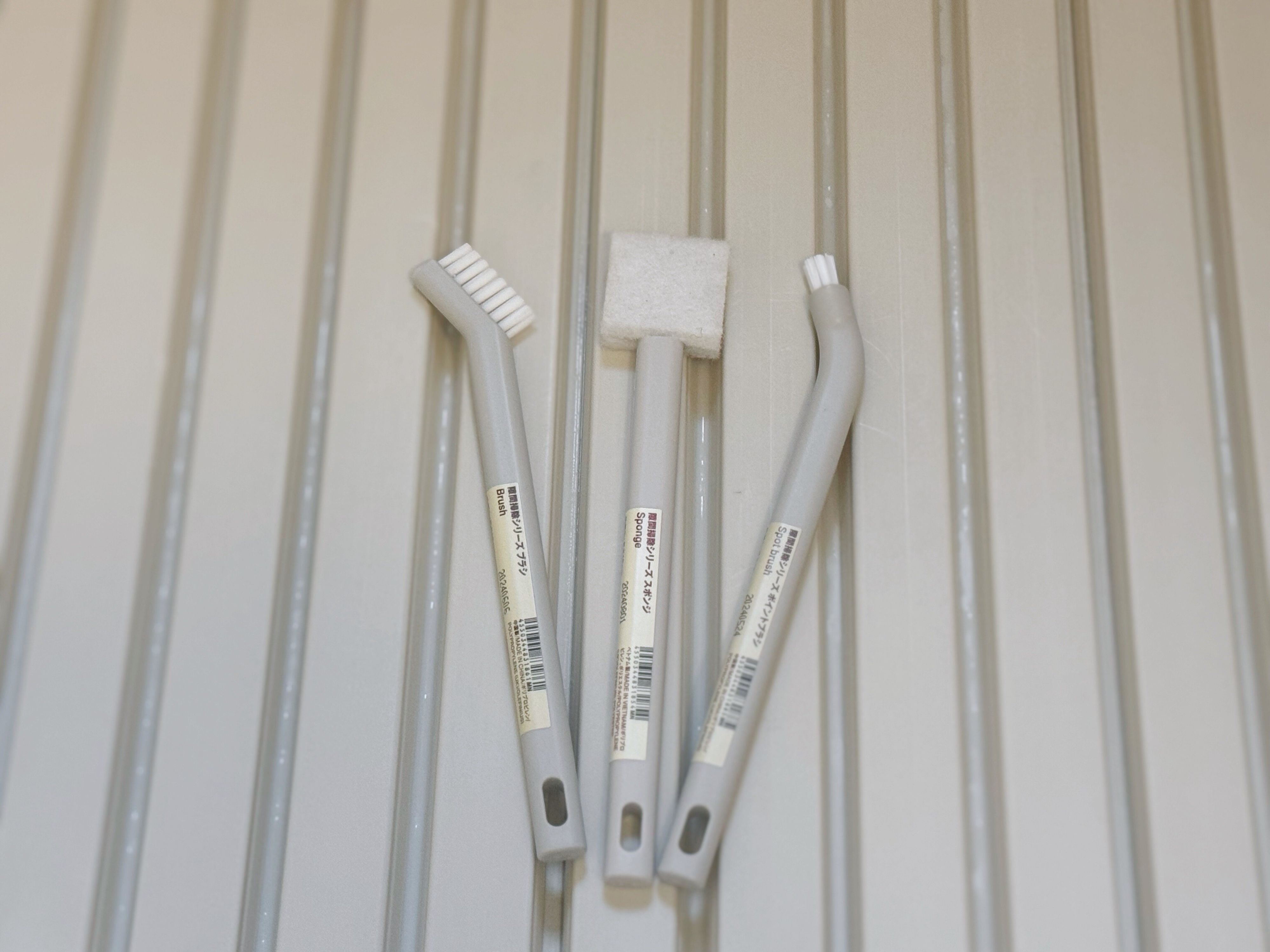 細かい箇所には無印良品の「隙間掃除シリーズ」を使う