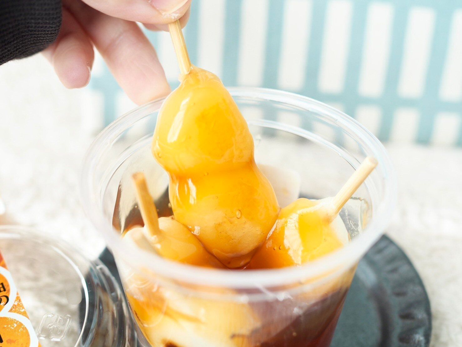 シャトレーゼ「あわせ醤油の炙りみたらし団子カップ入」商品写真