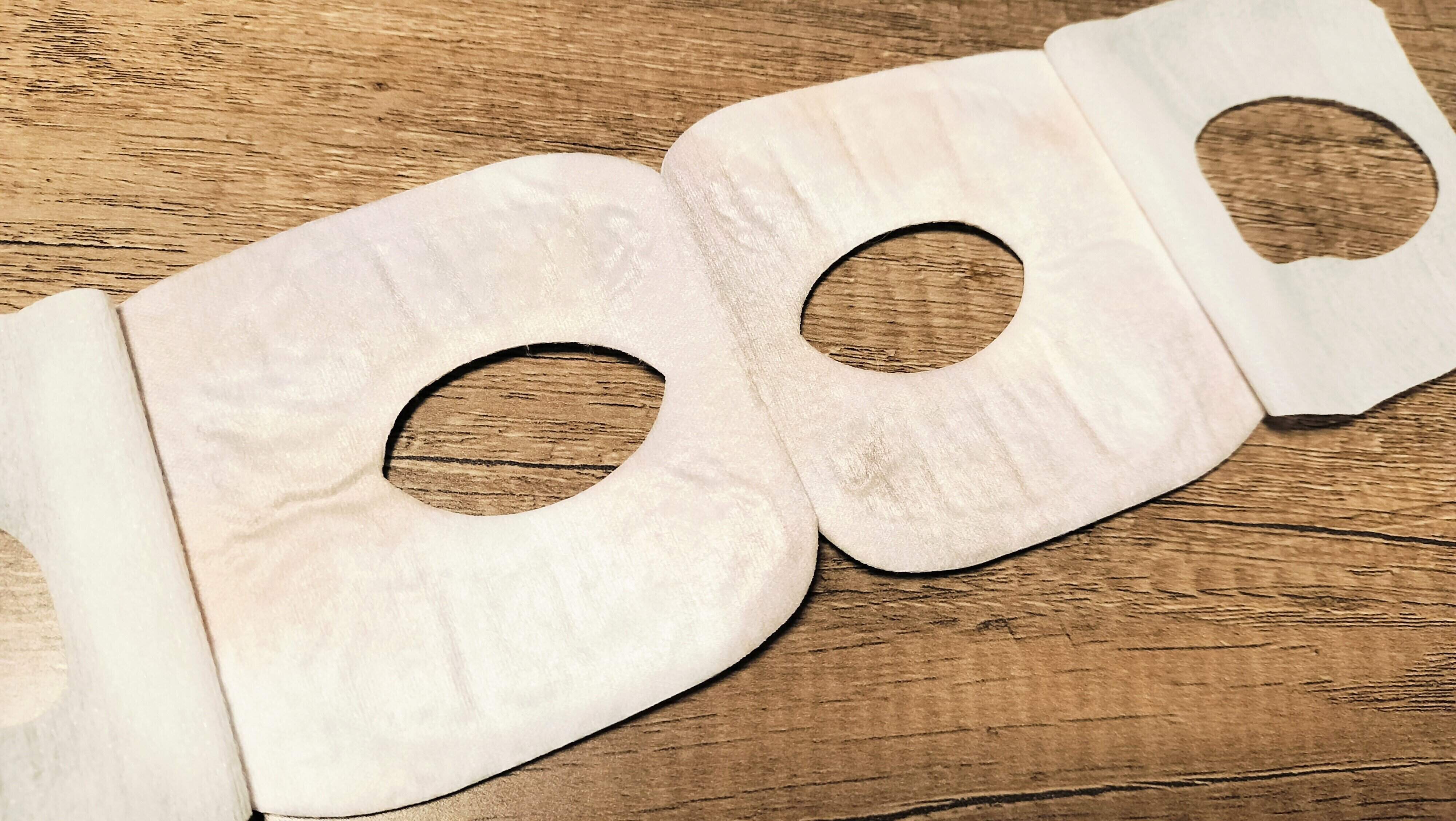 目周りが開いた状態のアイマスク