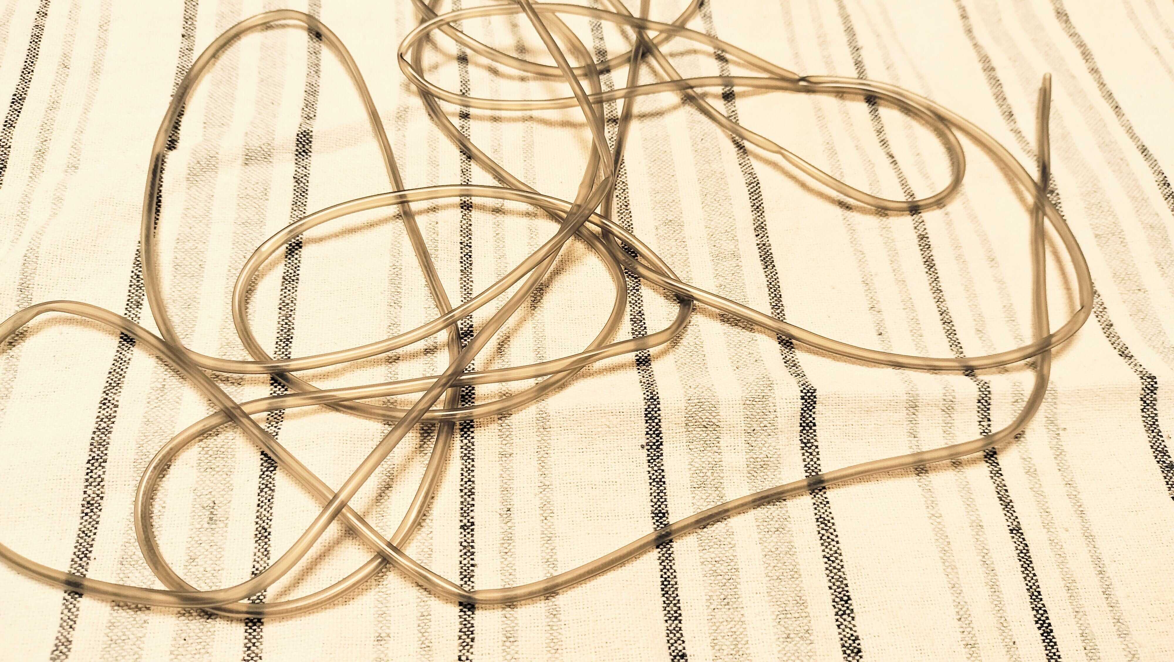 シリコーン製のひものような形状