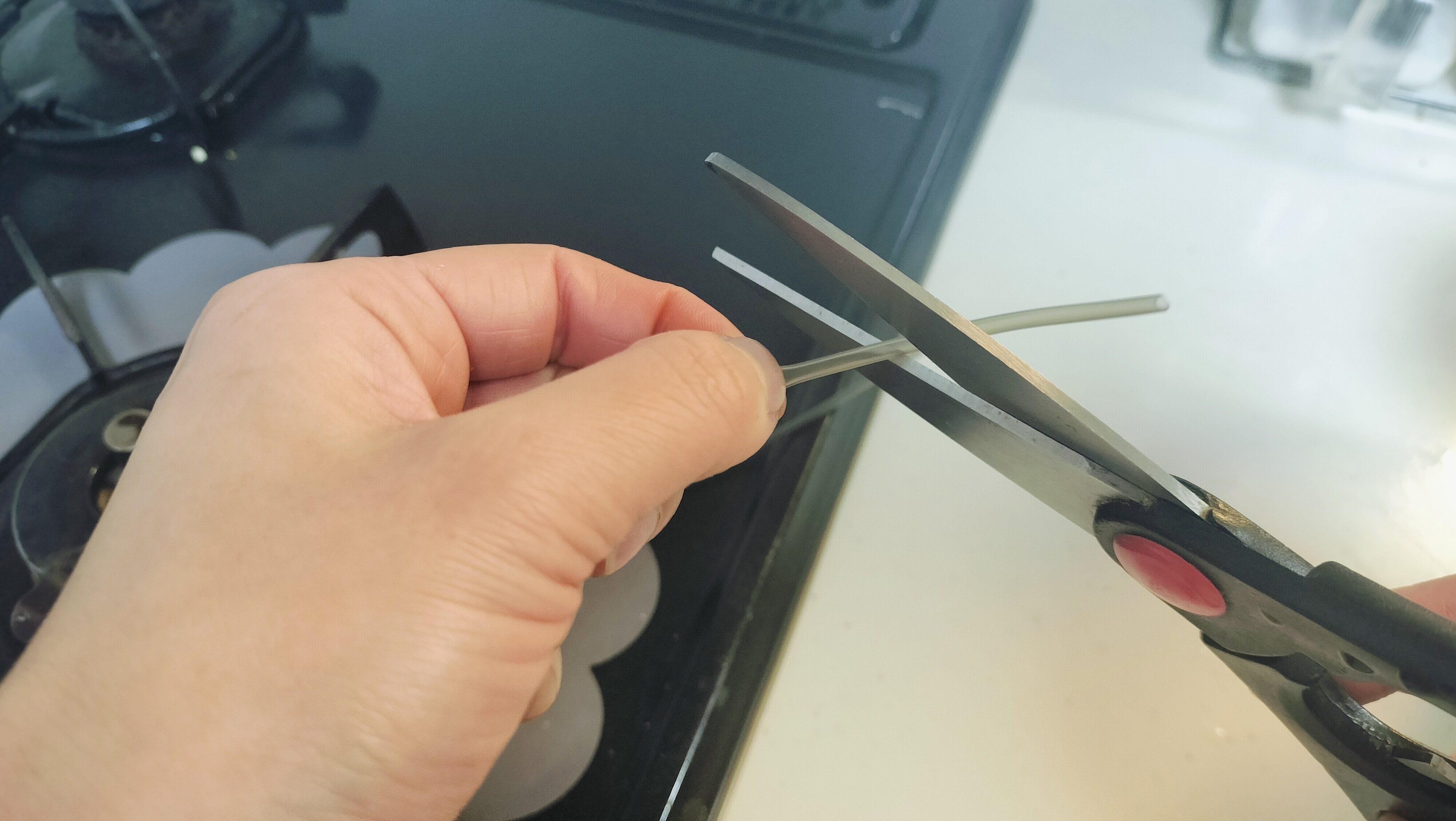 ハサミでカットして長さを調節