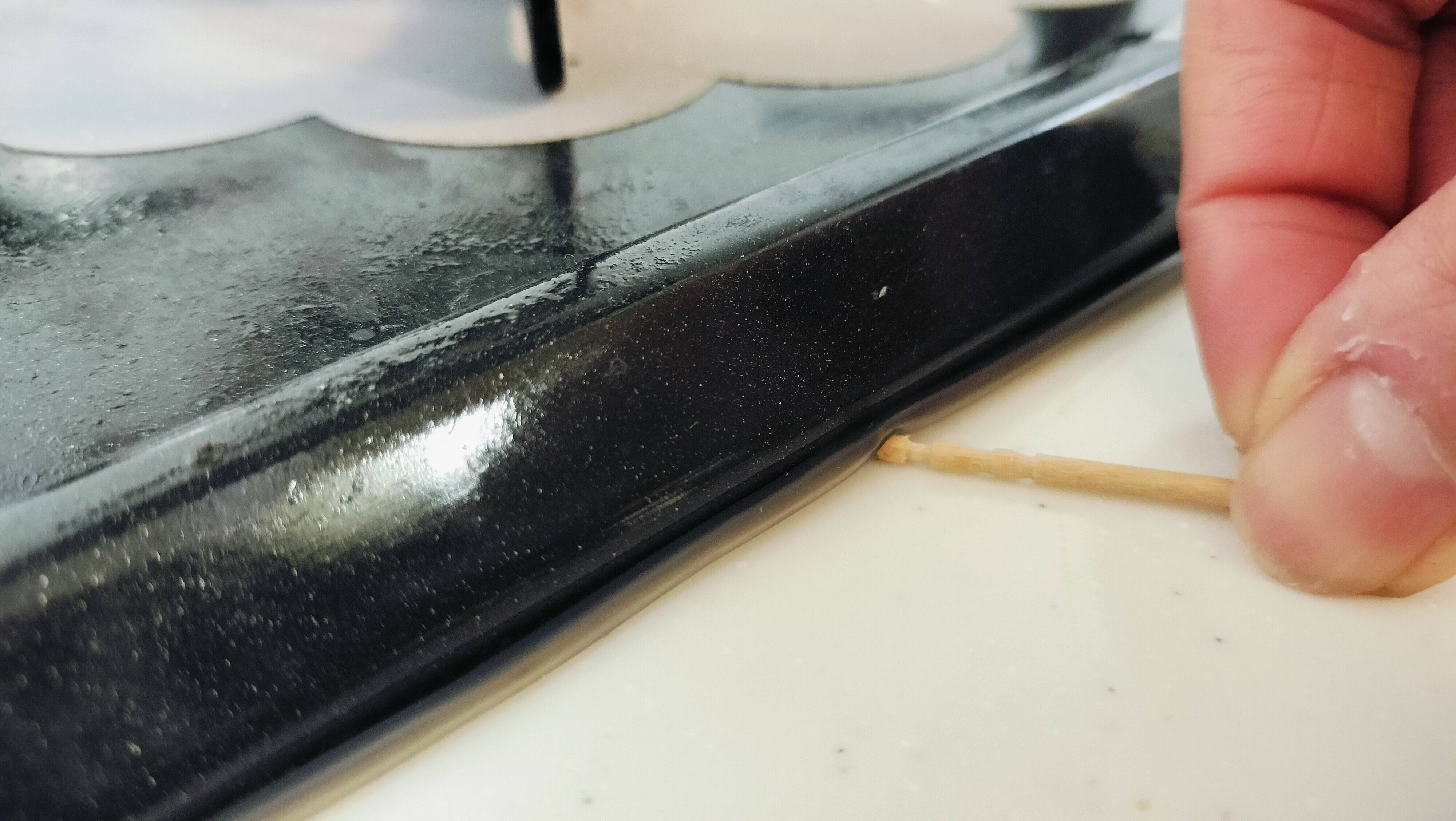 先の細いもので押し当てるようにすると取り付けやすい