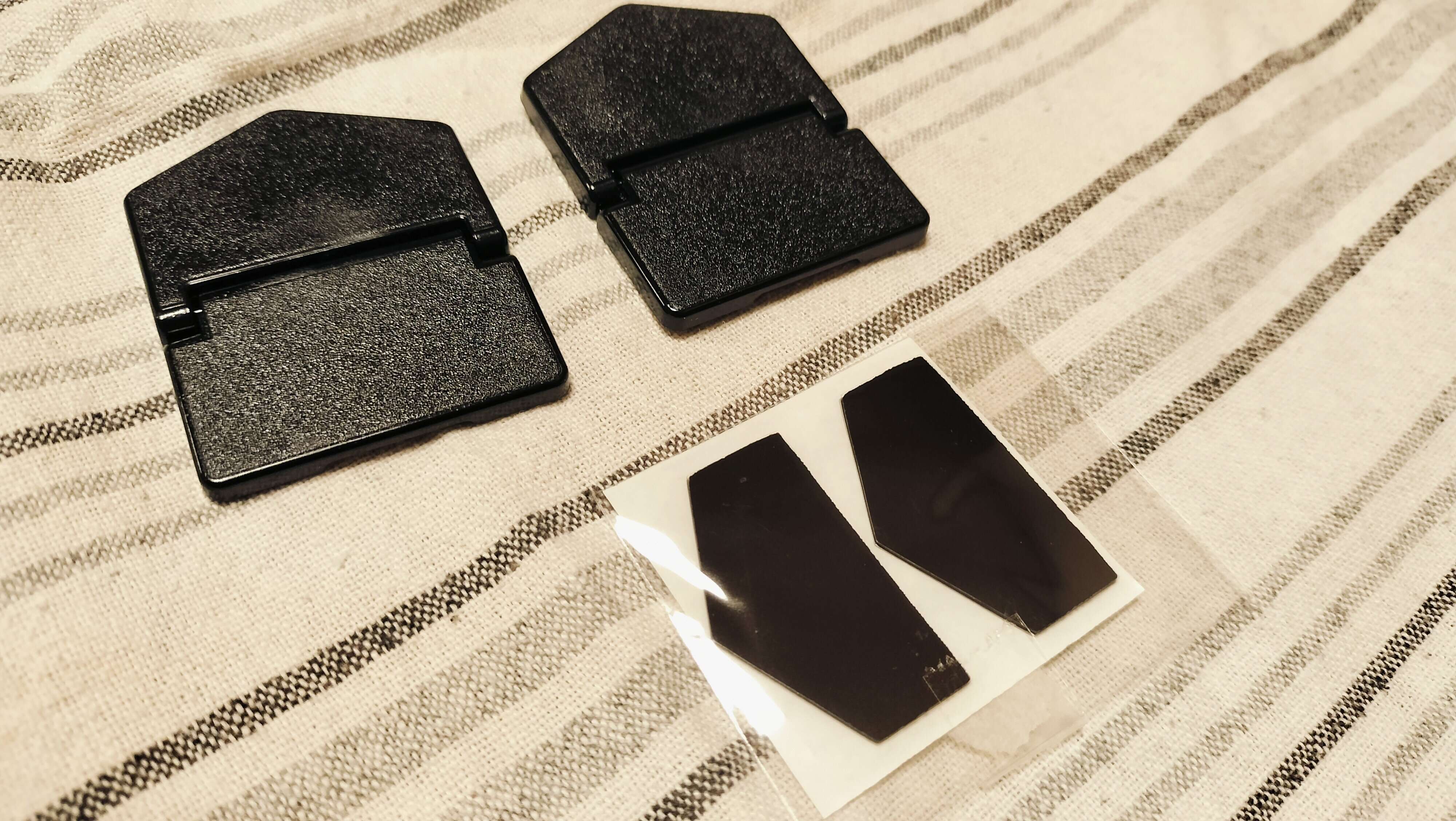 シールを貼り付けて取り付ける