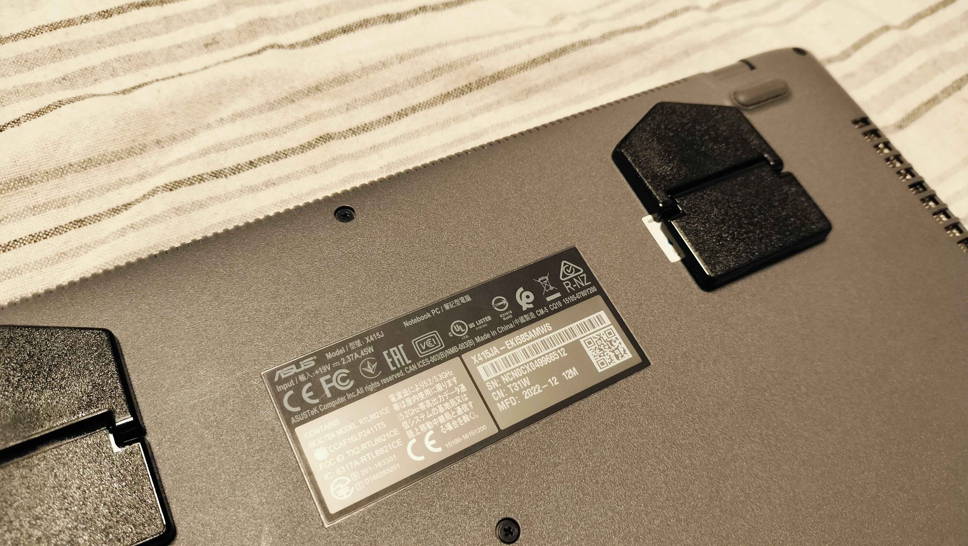 パソコンの裏に貼り付ける