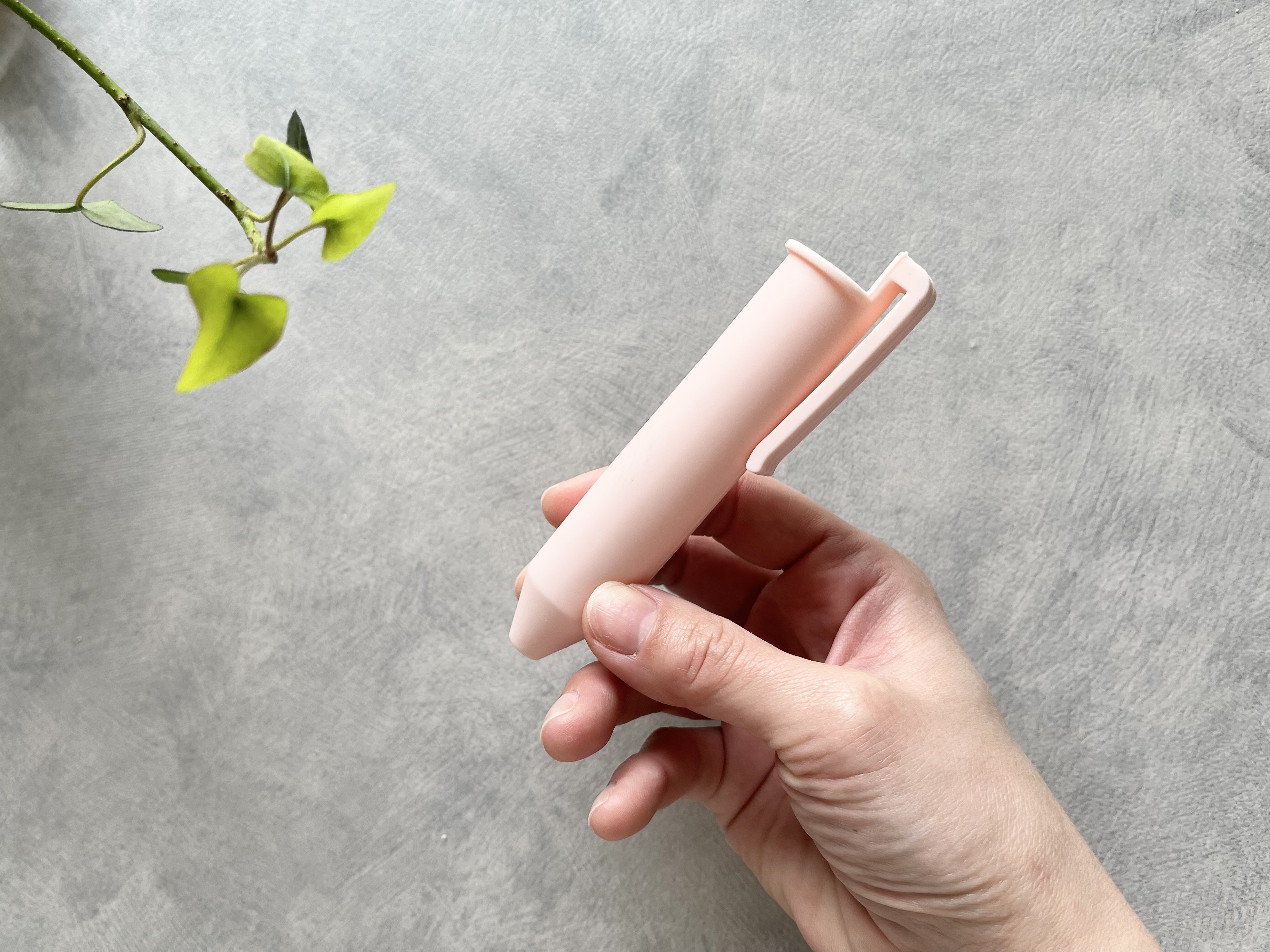 セリアの「チョコレートペン用シリコーンサック」を手に持った画像