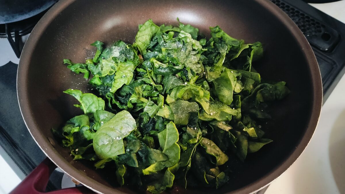 ほうれん草をフライパンでいためる