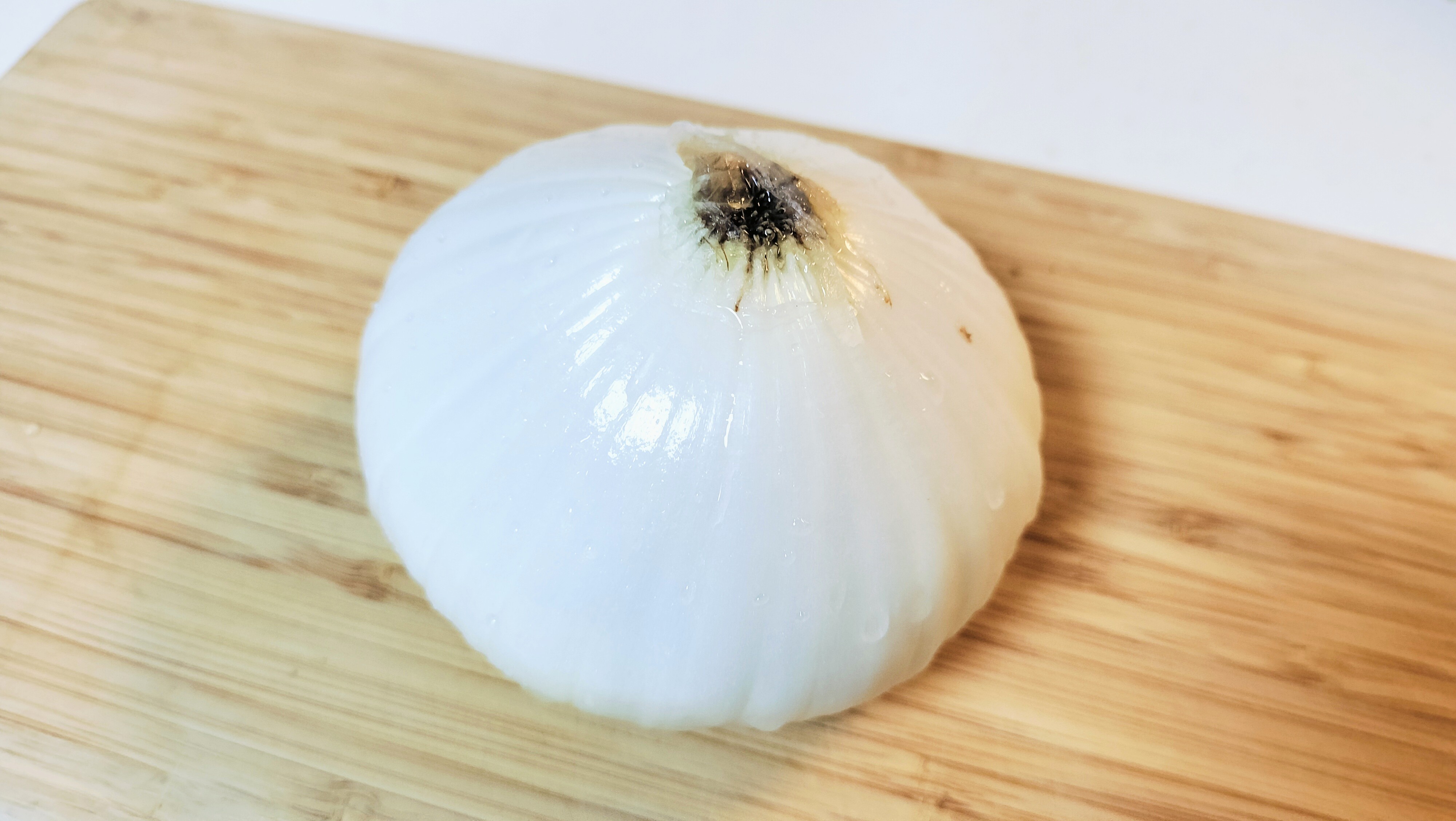 皮を剥いた新玉ねぎ