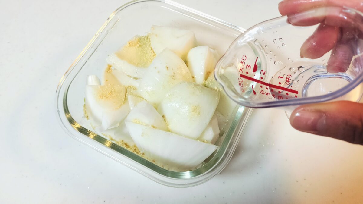 新玉ねぎに水をかける