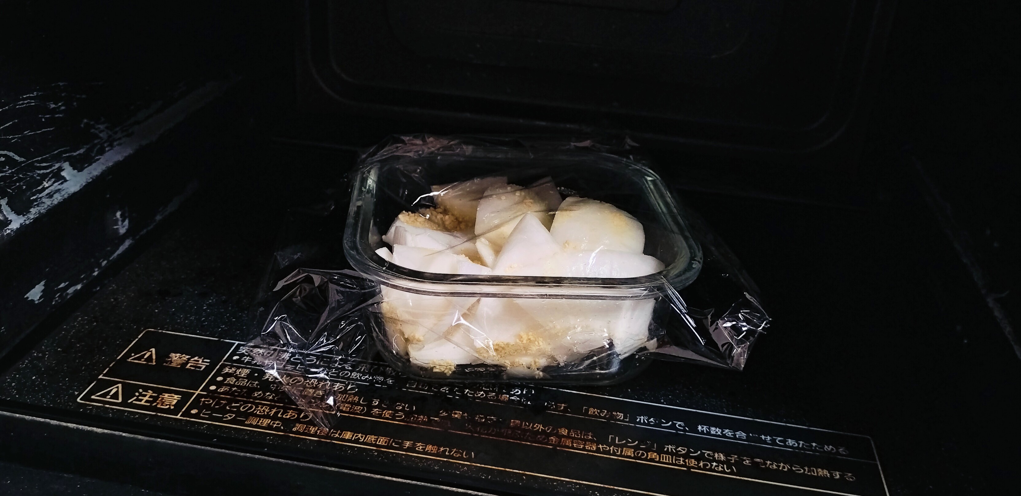 電子レンジで加熱する新玉ねぎ