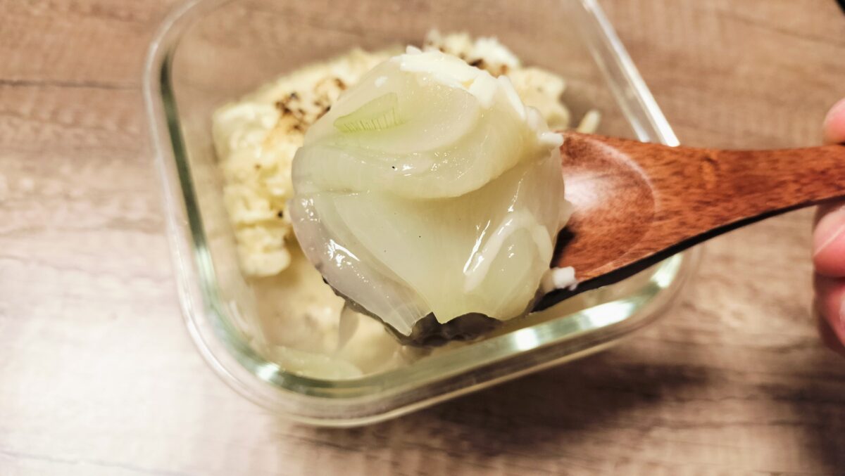 とろりと溶けた新玉ねぎをスプーンで救う様子
