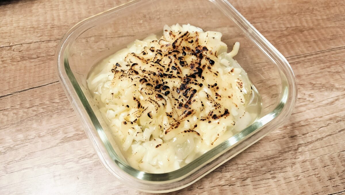 溶けたチーズがのっている新玉ねぎ