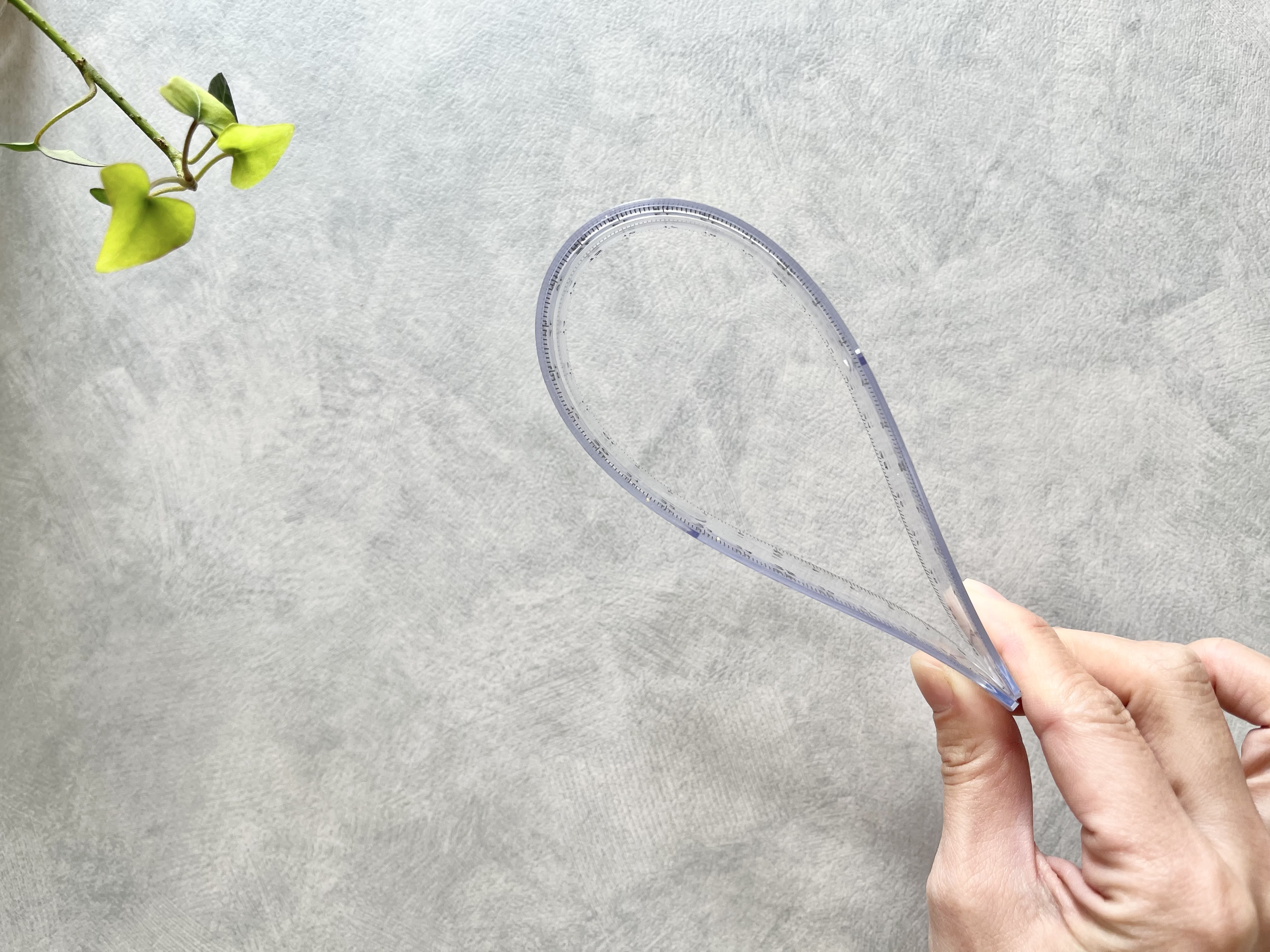 セリアの「やわらか定規」を曲げて手に持った画像