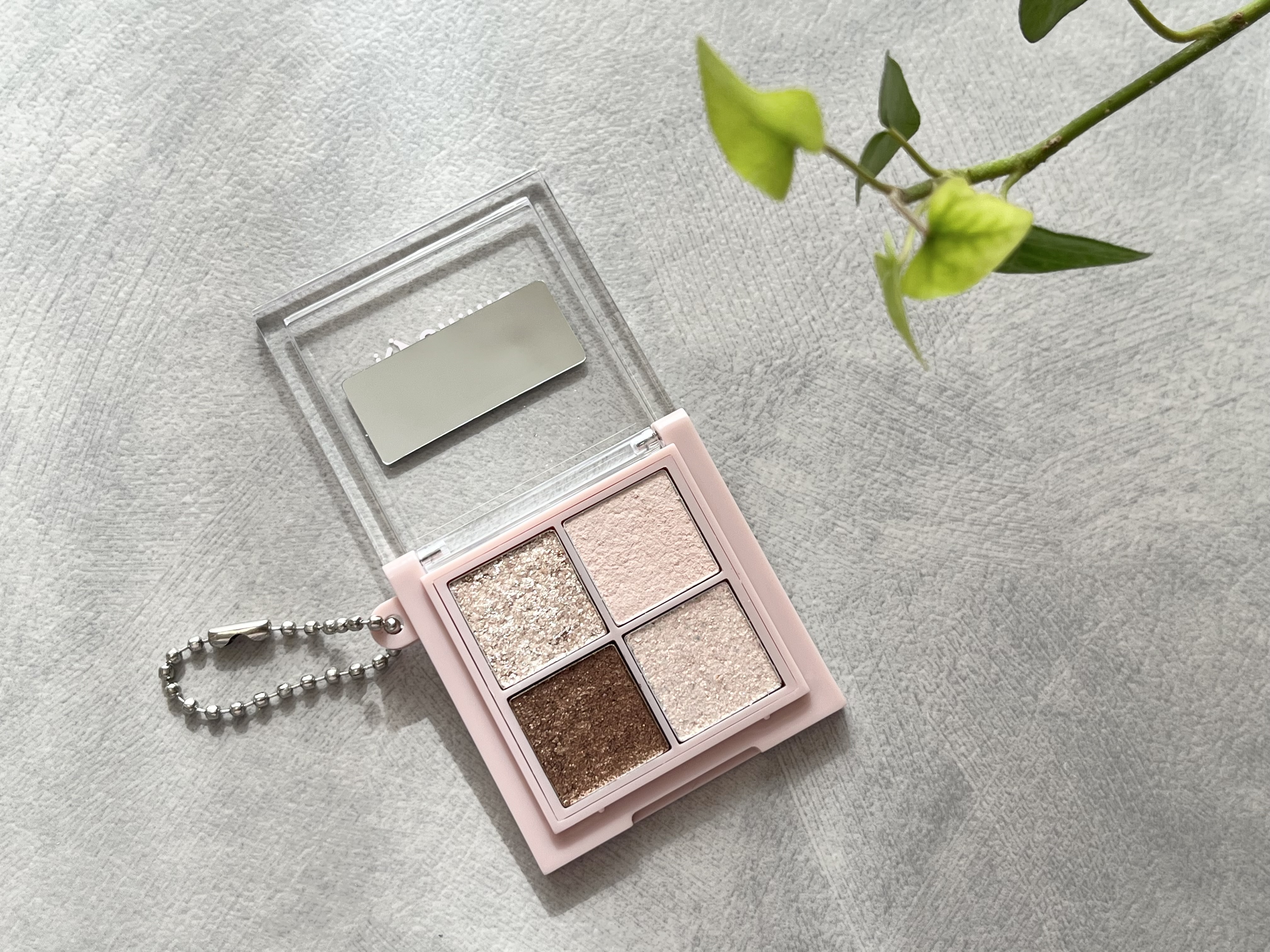 アイシャドウケースに商品を貼ったもの