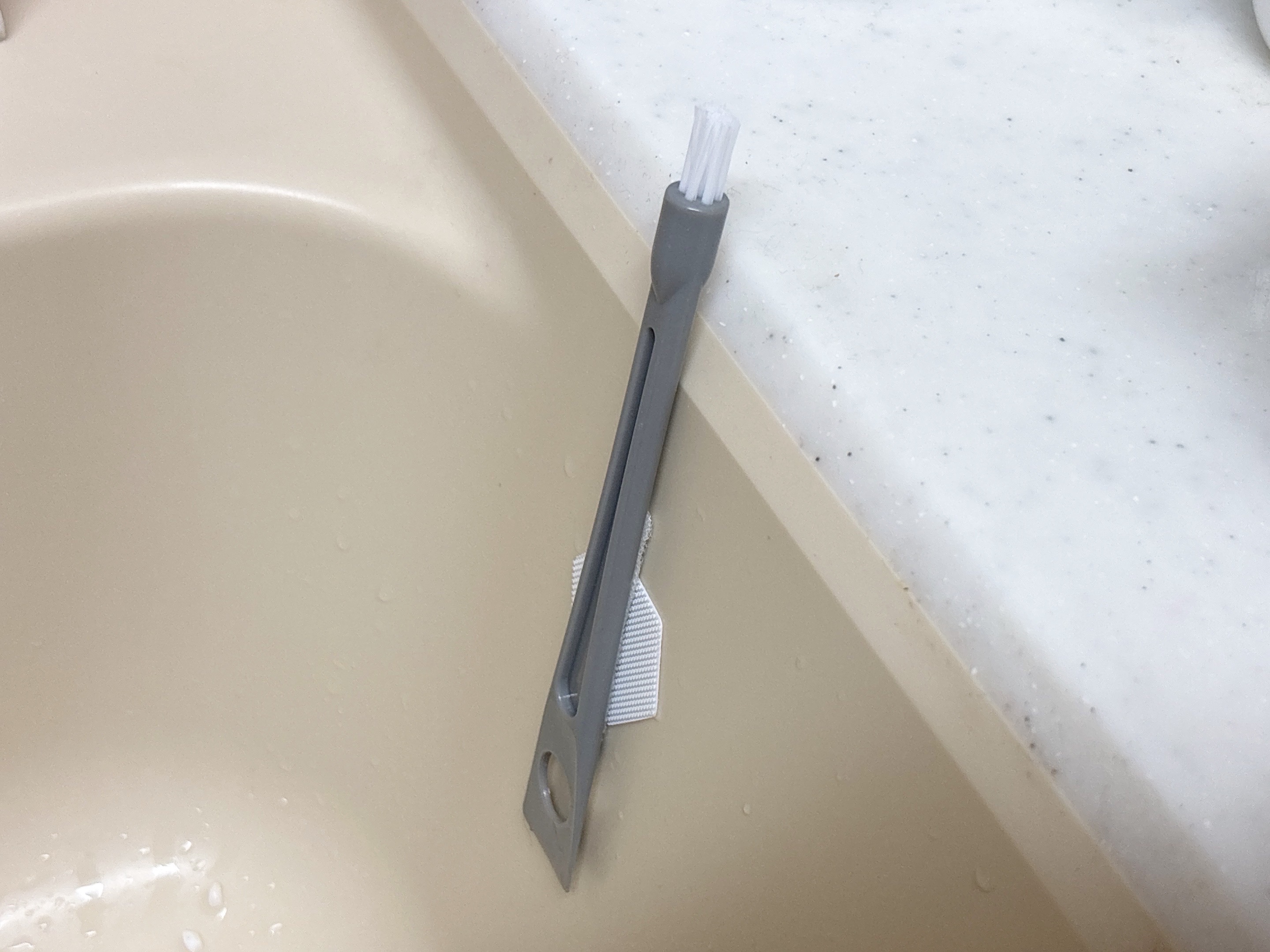 キッチンツールホルダーを使って隙間掃除ブラシを浮かせて収納しているところ