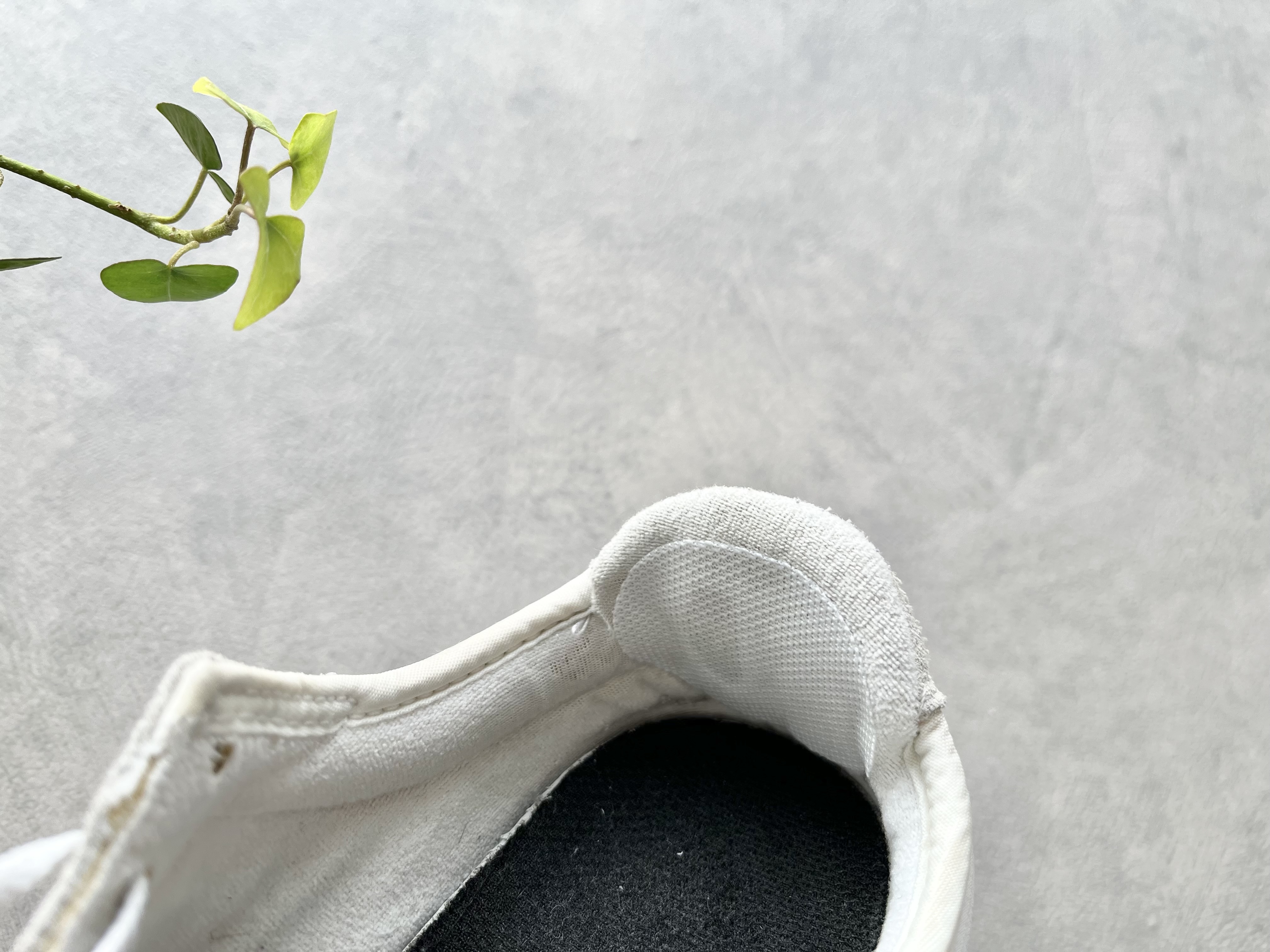 ダイソーの「靴の補修用パッチ」を使ってスニーカーを補修した画像