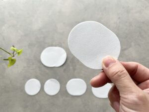 「ただの小さい布じゃない!?」「見つけたらすぐ買って！」靴のボロボロ問題を解決できるダイソーの便利グッズ