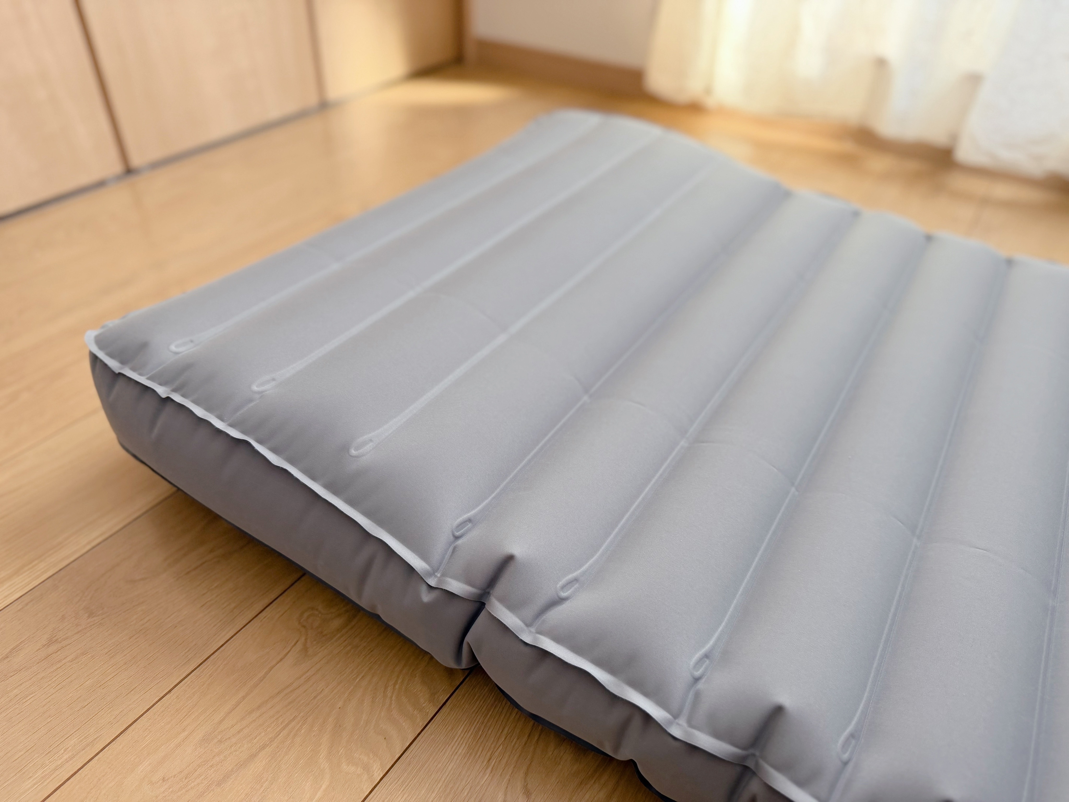 2．頭部が高くなっていて枕不要だから