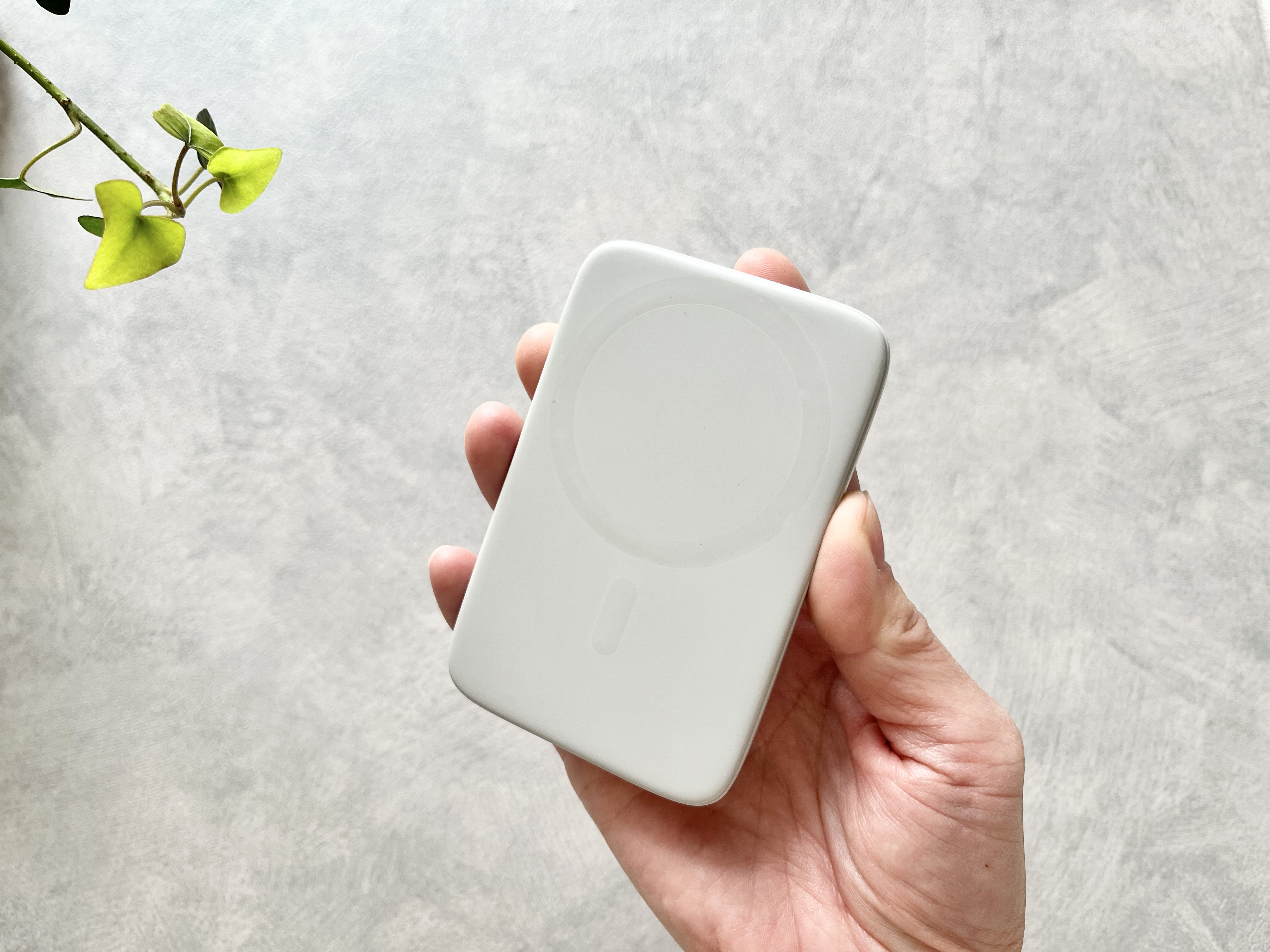 ダイソーの「ワイヤレスモバイルバッテリー」を手に持った画像