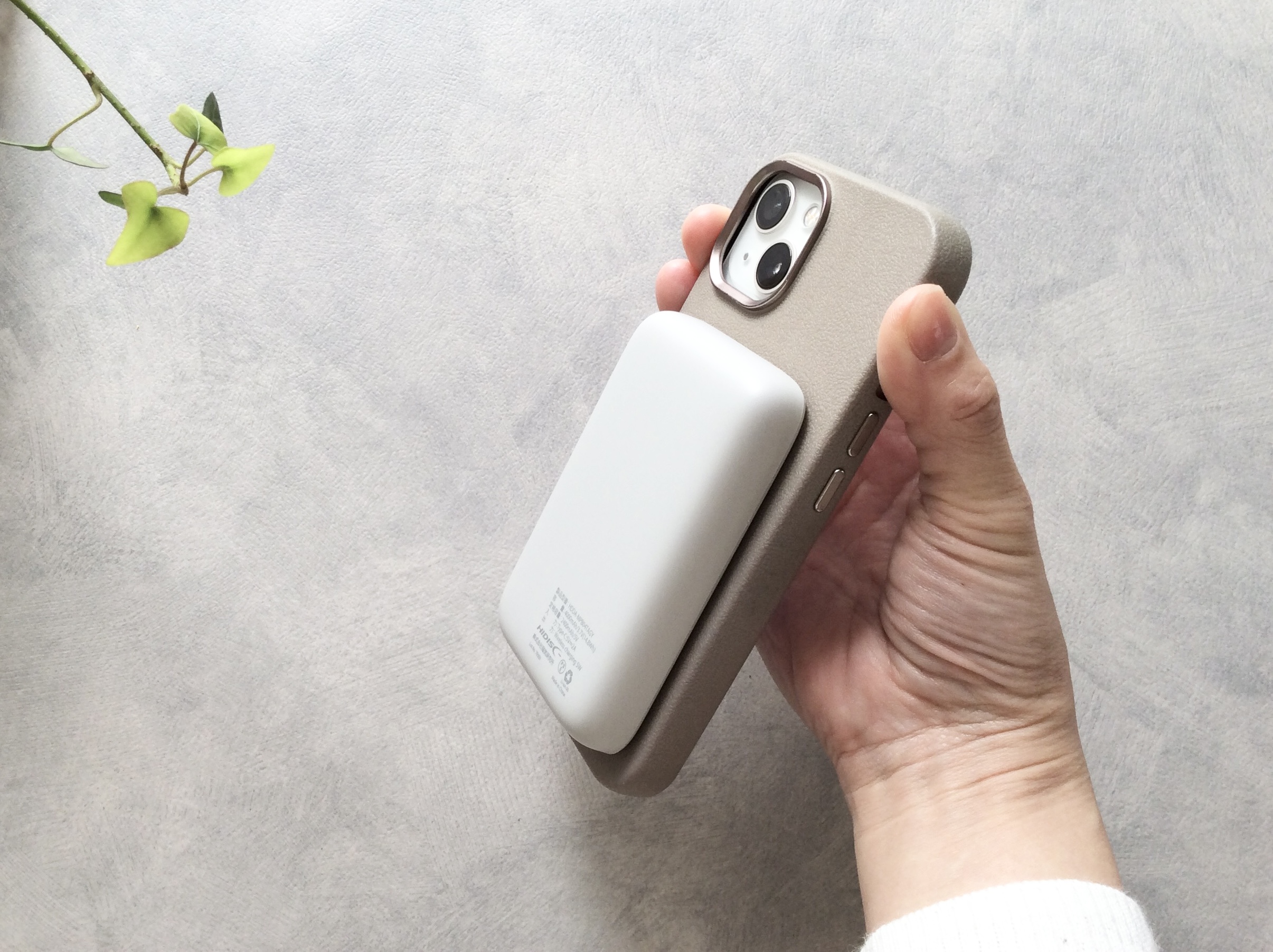 ダイソーの「ワイヤレス充電モバイルバッテリー」の使用画像