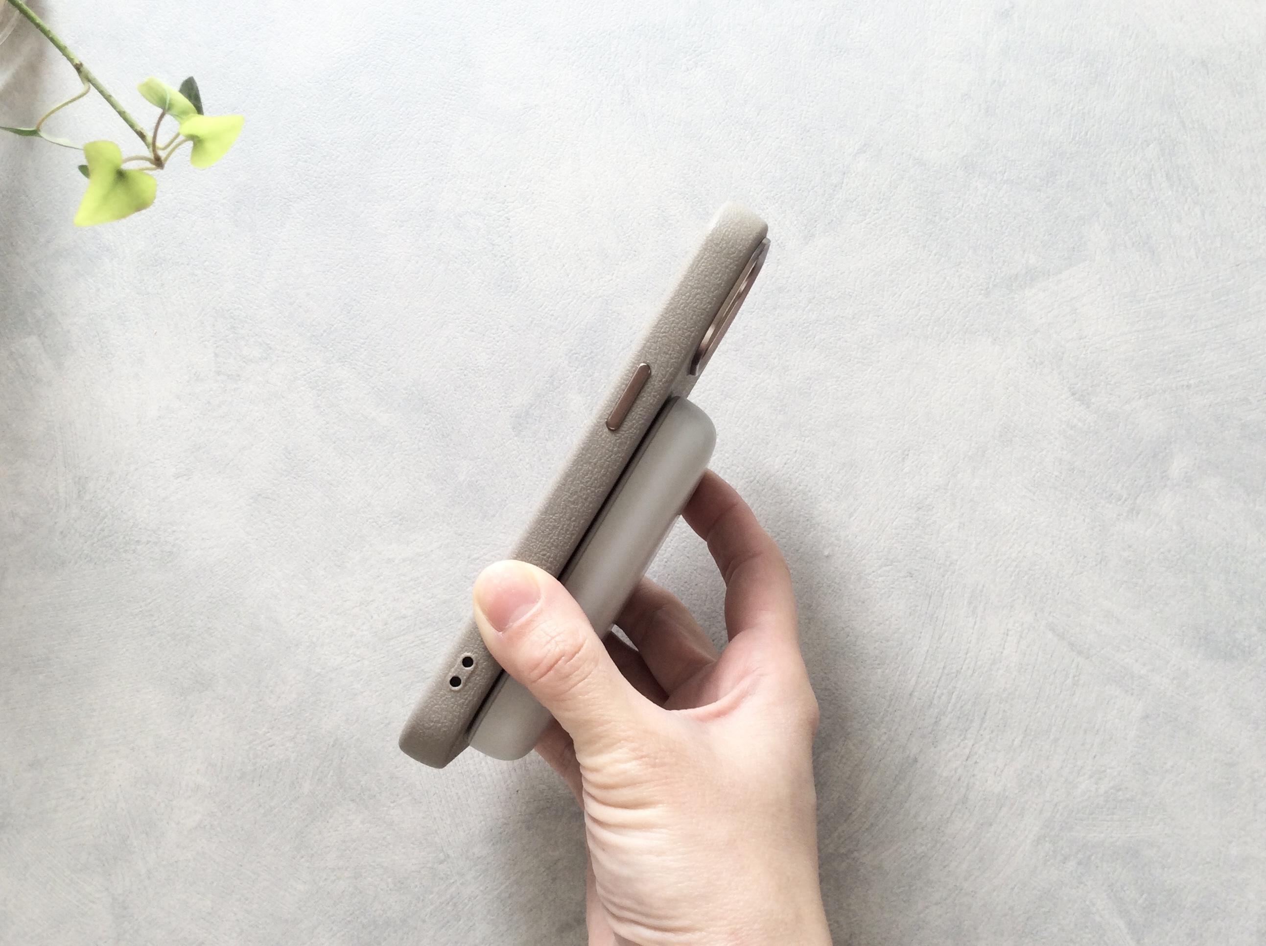 ダイソーの「ワイヤレス充電モバイルバッテリー」の使用画像