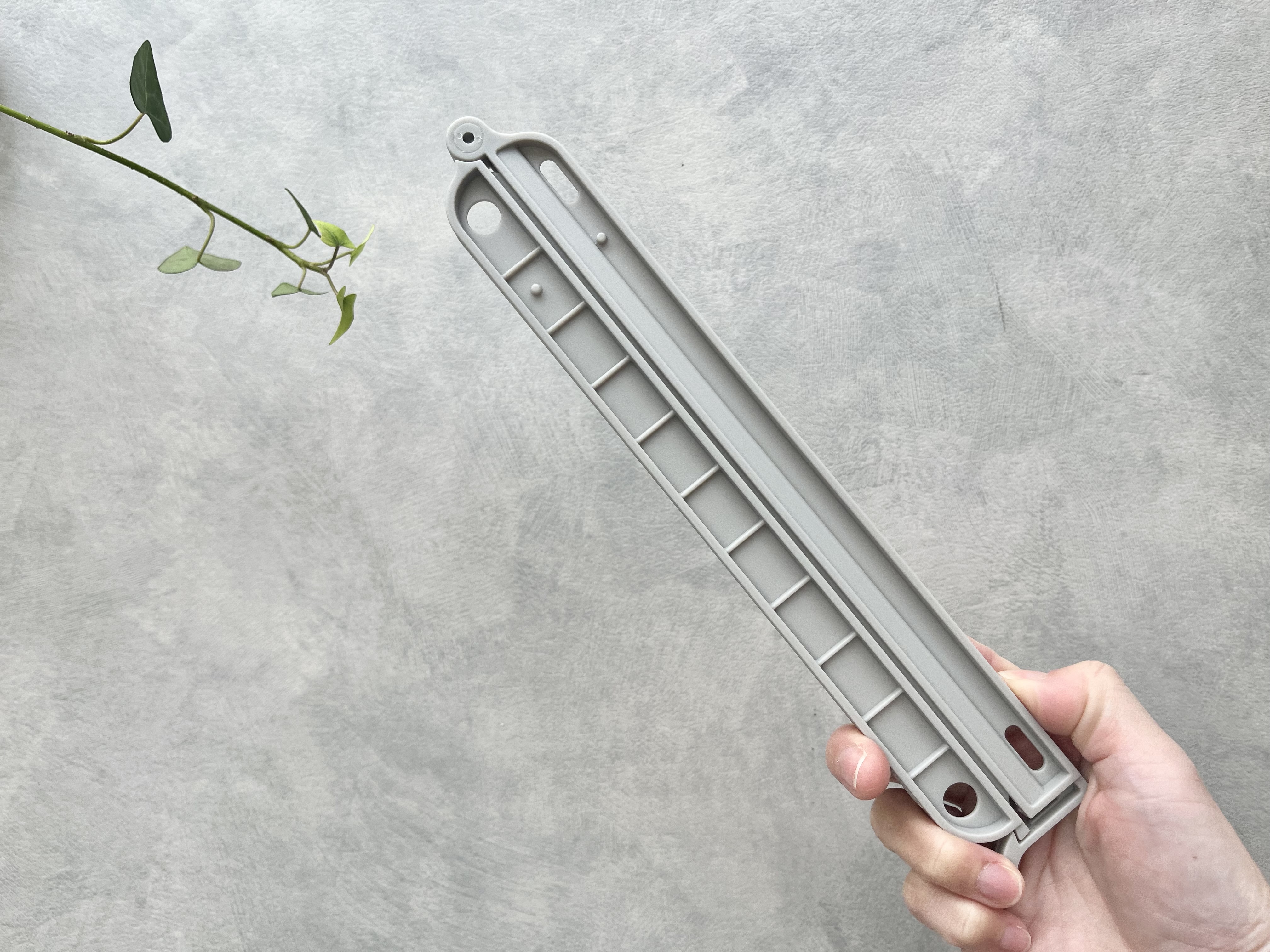 ダイソーの「袋止めクリップ」を手に持った画像