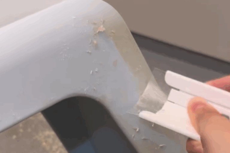 もっと早く買えば良かった!【ダイソー】「曲がるスクレーパー(落ち落ちV)」のご紹介