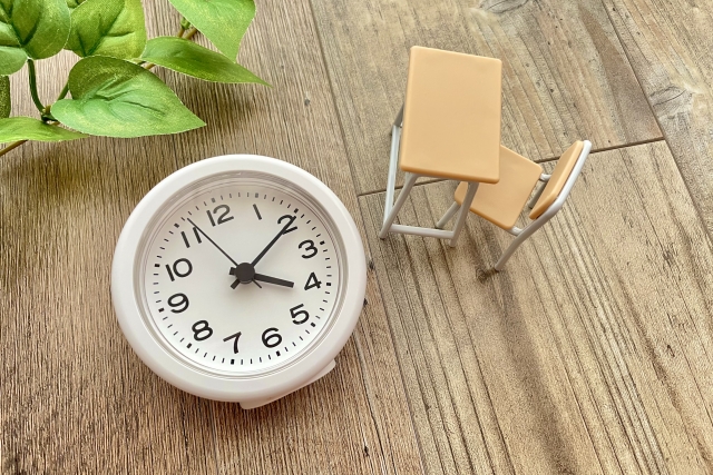 時計と学習机の画像