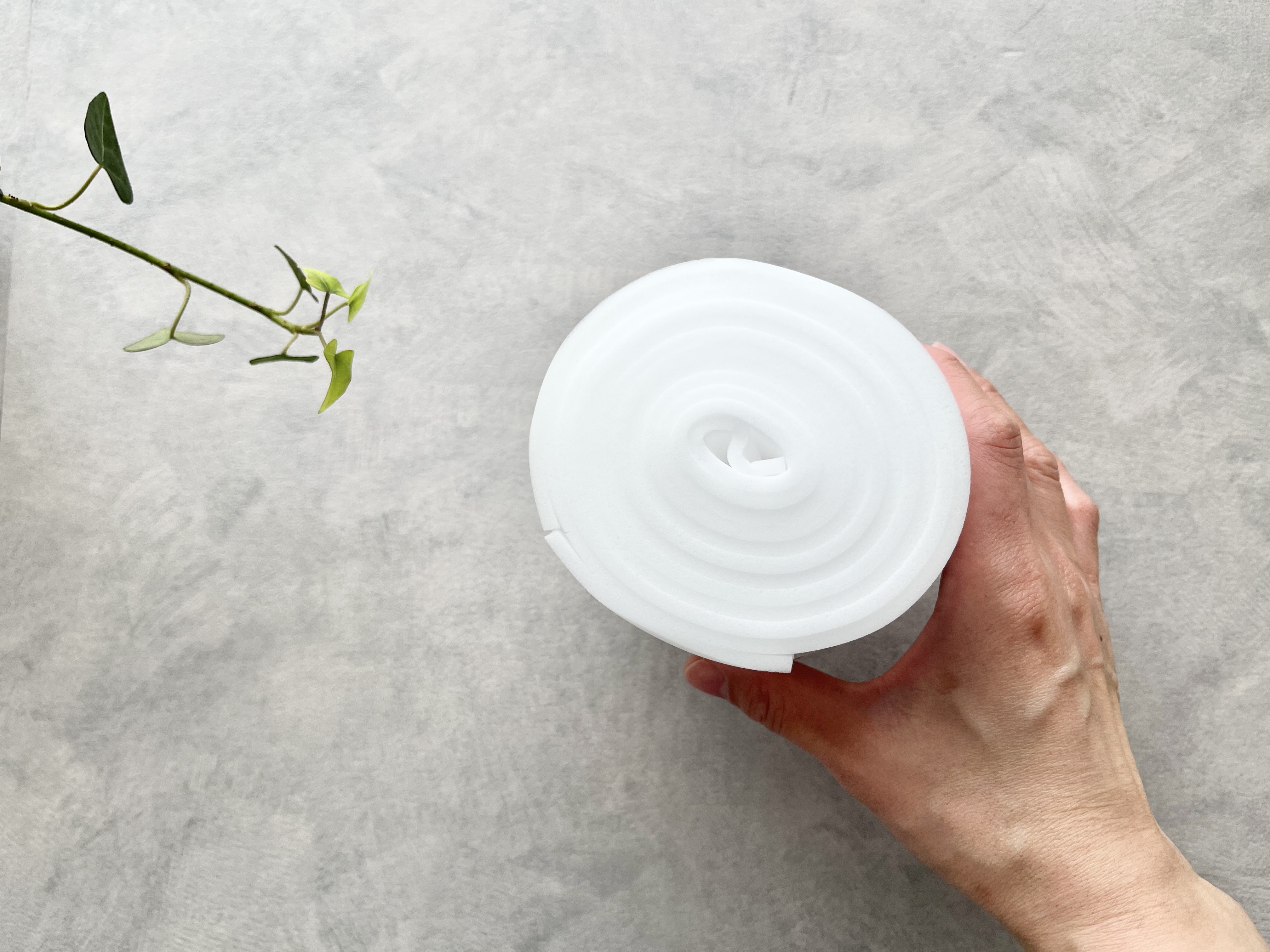 ダイソーの「ロールタイプメラミンスポンジ」を手に持った画像