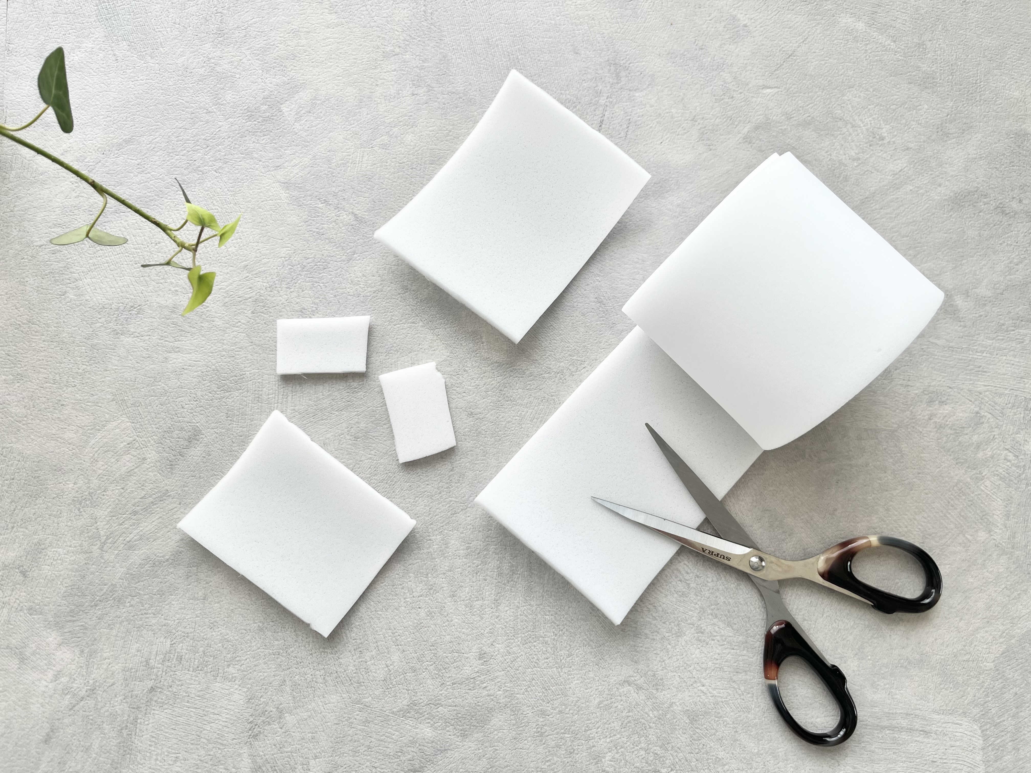 ダイソーの「ロールタイプメラミンスポンジ」をカットした画像