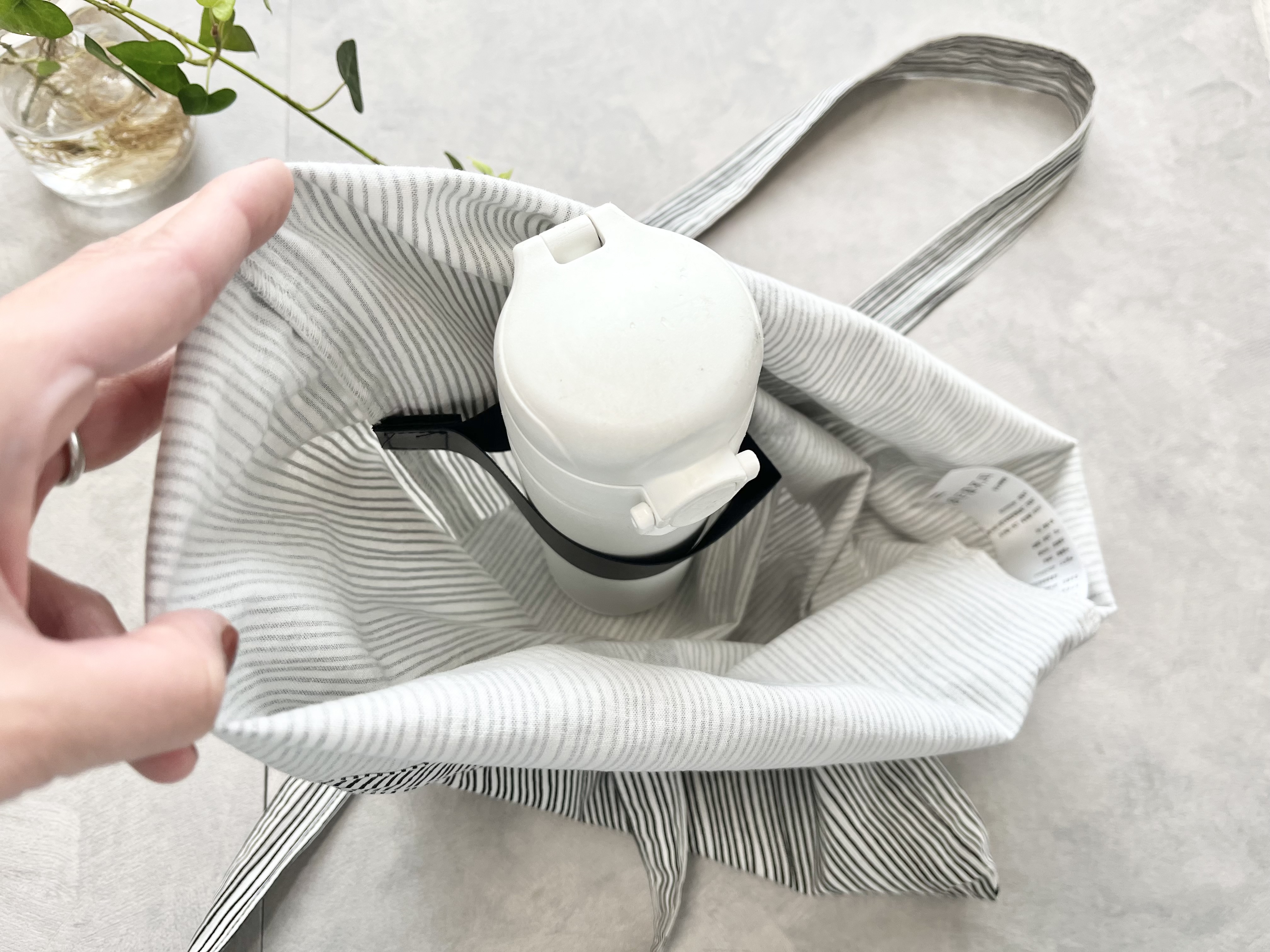 「貼るだけポケット」輪っかタイプをバッグに貼り付けた画像