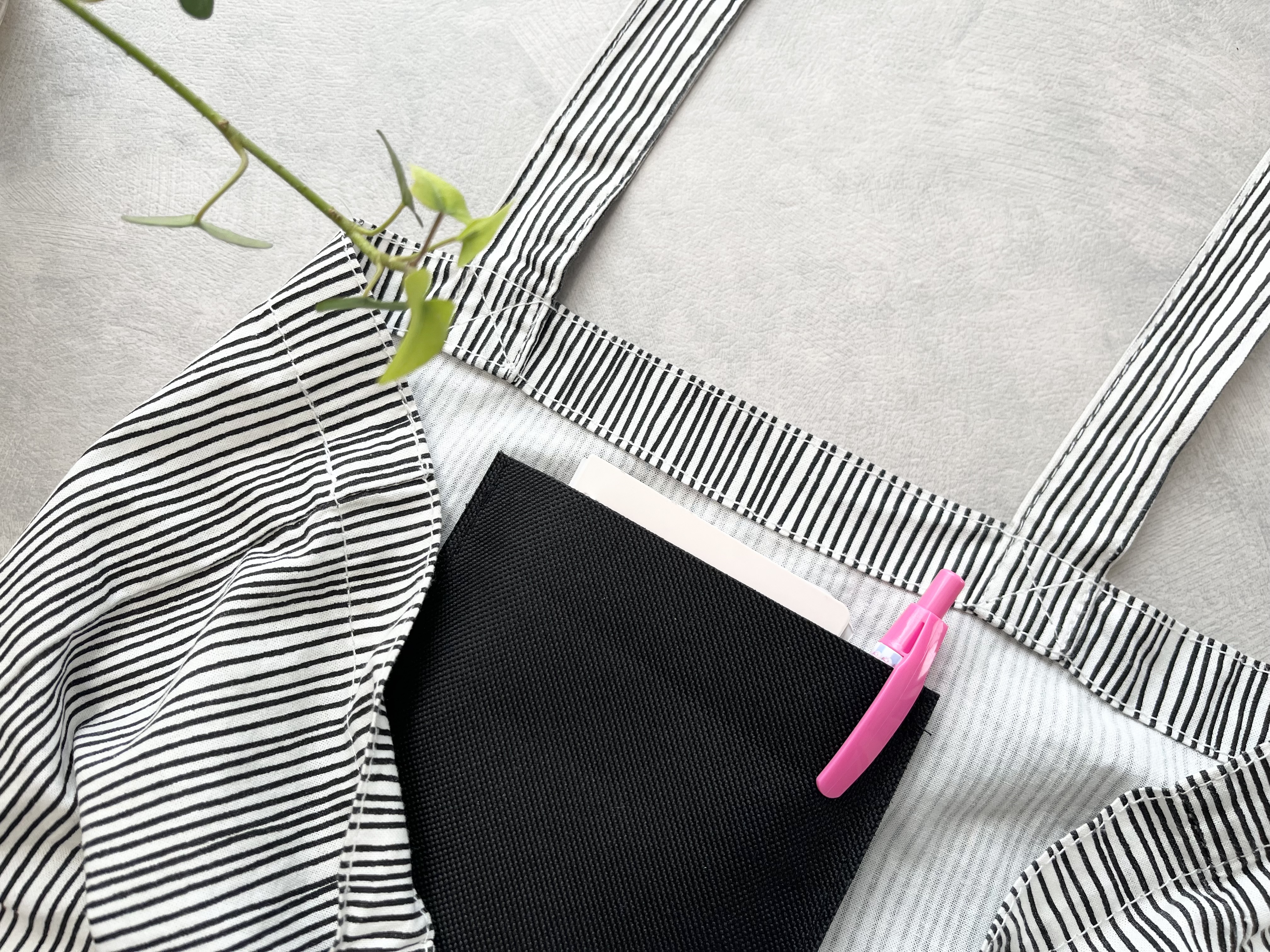 「貼るだけポケット」のビッグサイズを貼った画像