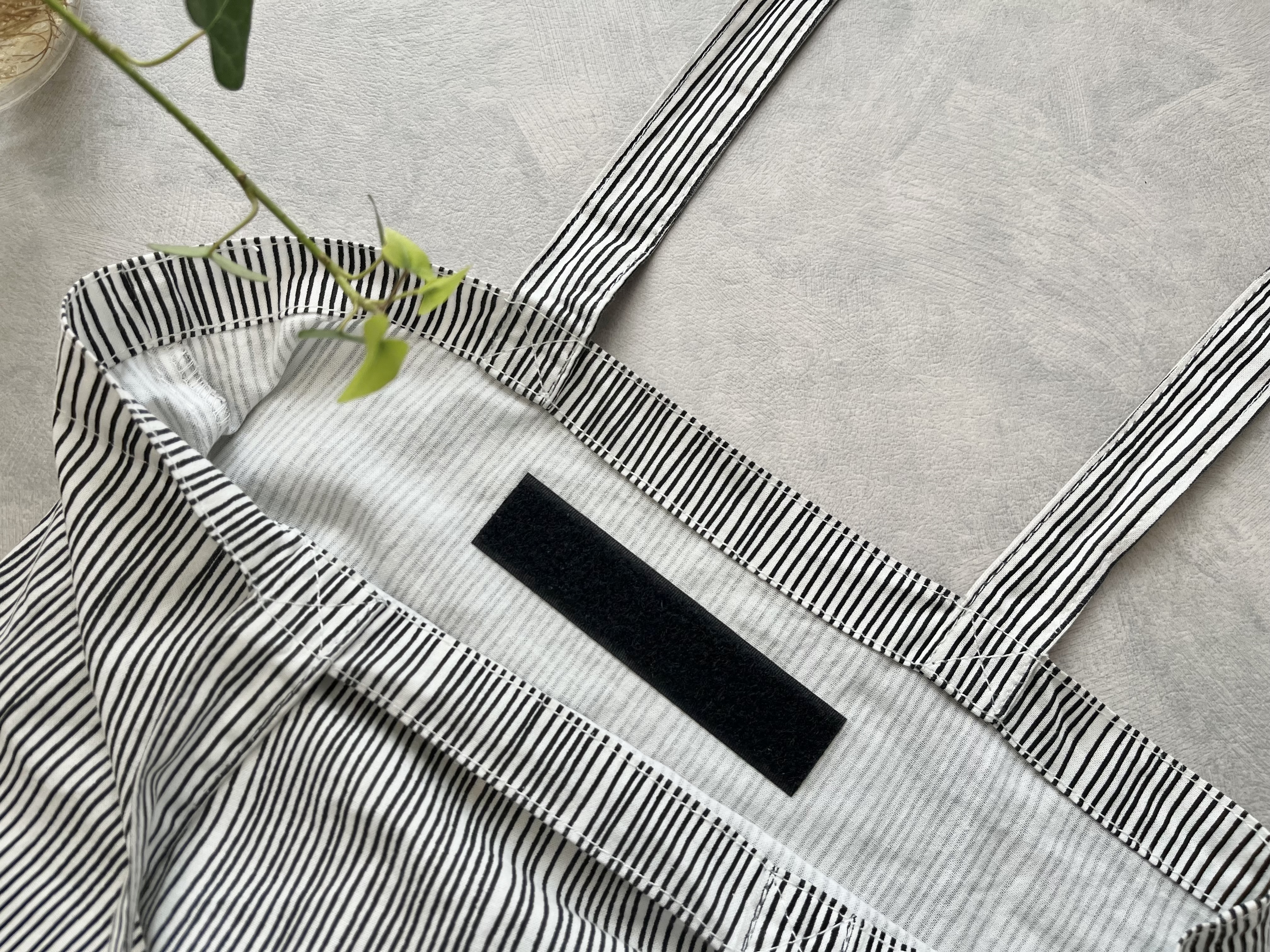 「貼るだけポケット」をバッグに貼り付けている画像