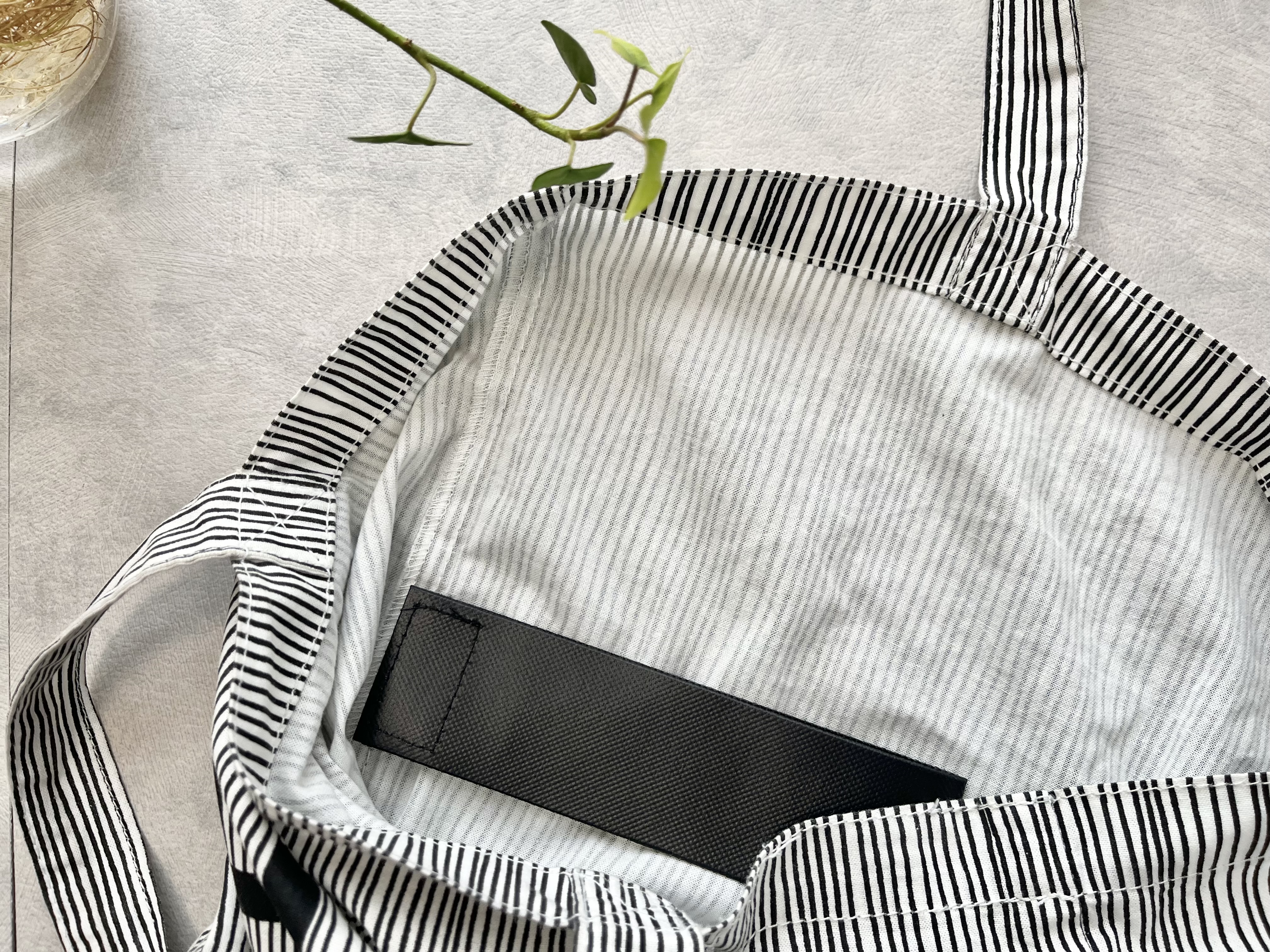 「貼るだけポケット」　輪っかタイプをバッグに貼った画像