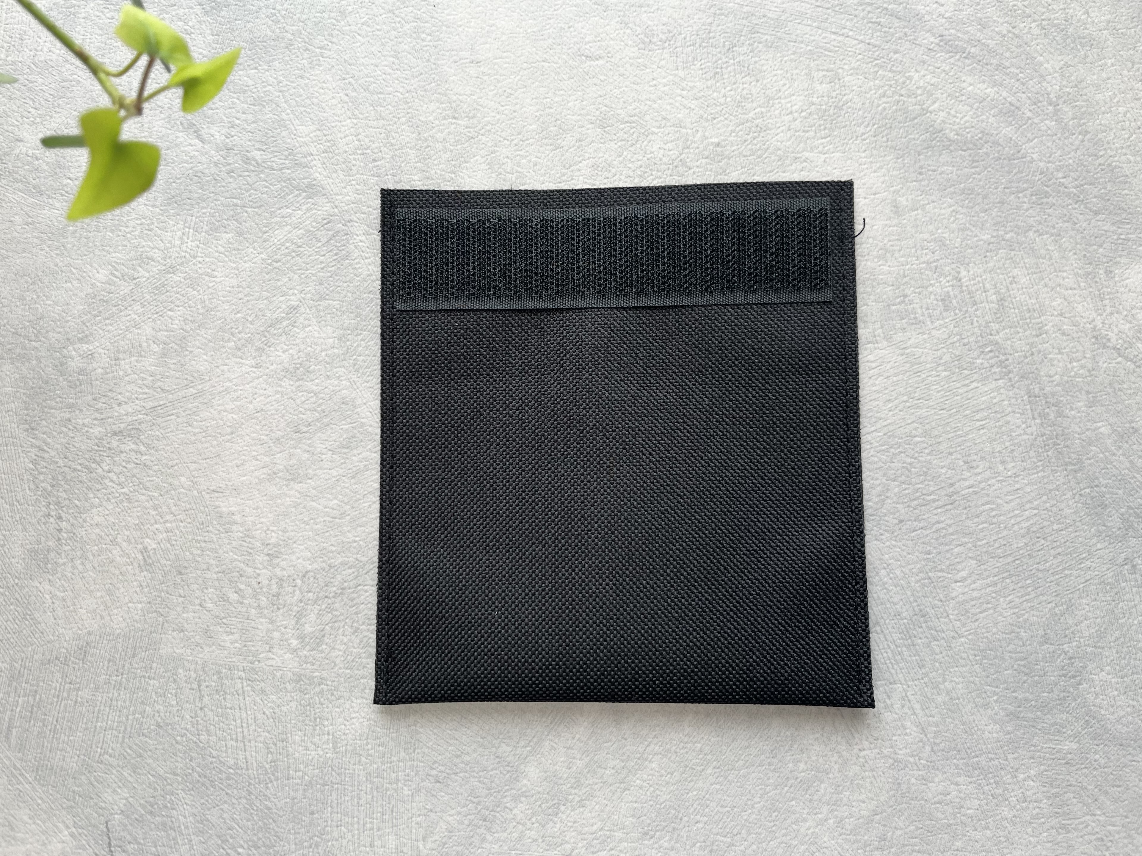 「貼るだけポケット」に面ファスナーを貼った画像