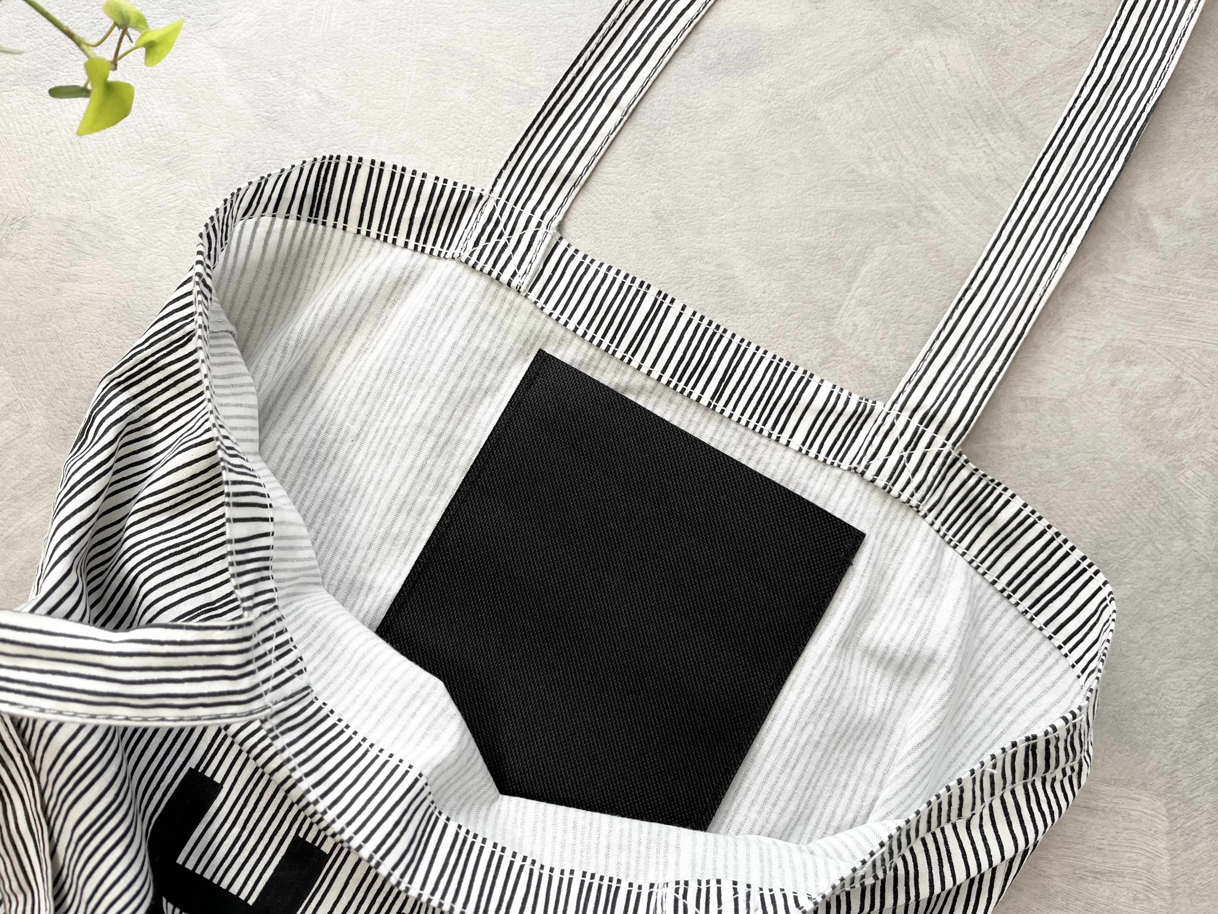 「貼るだけポケット」をバッグに貼った画像